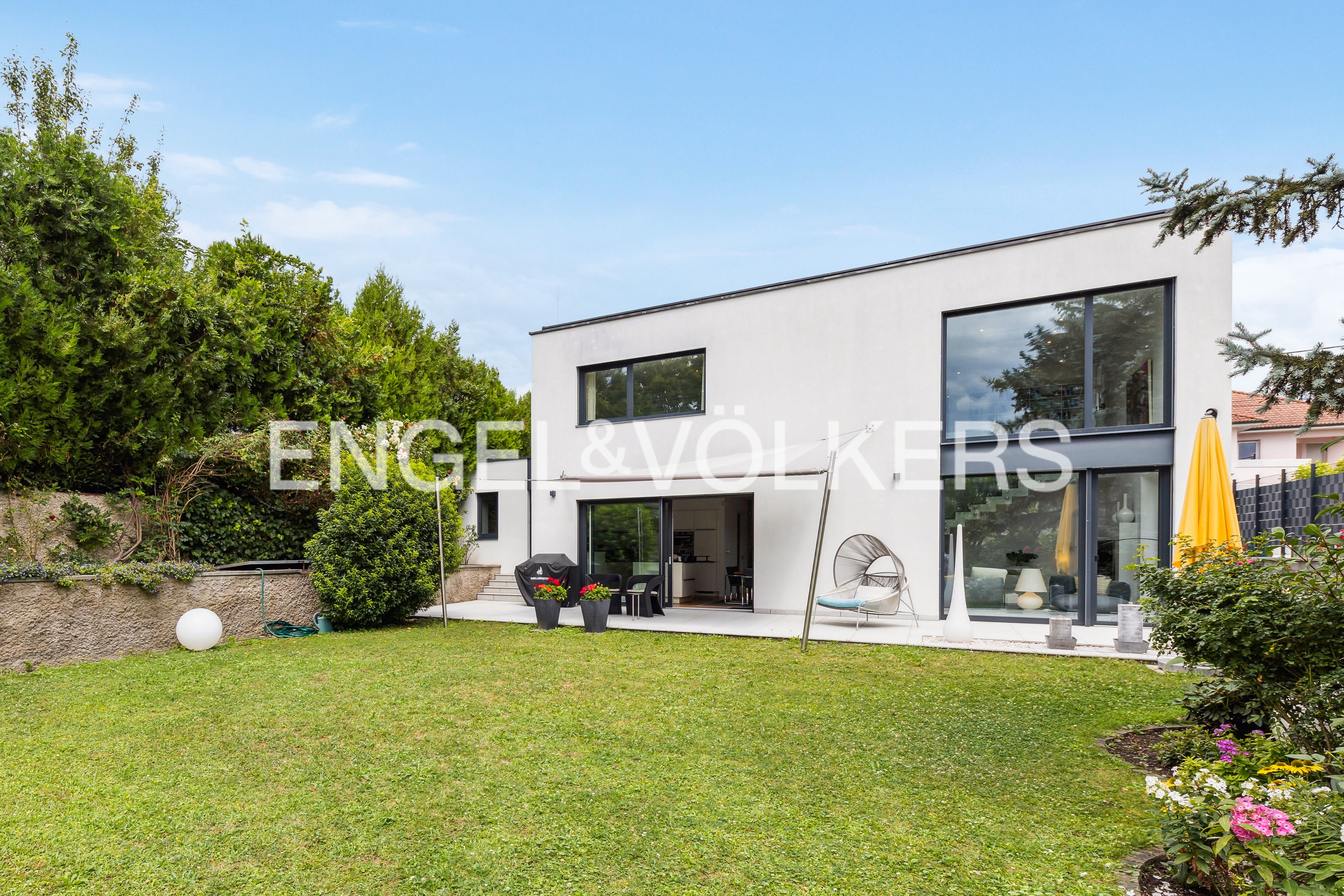 Modern and flooded with light, detached house with flowering garden