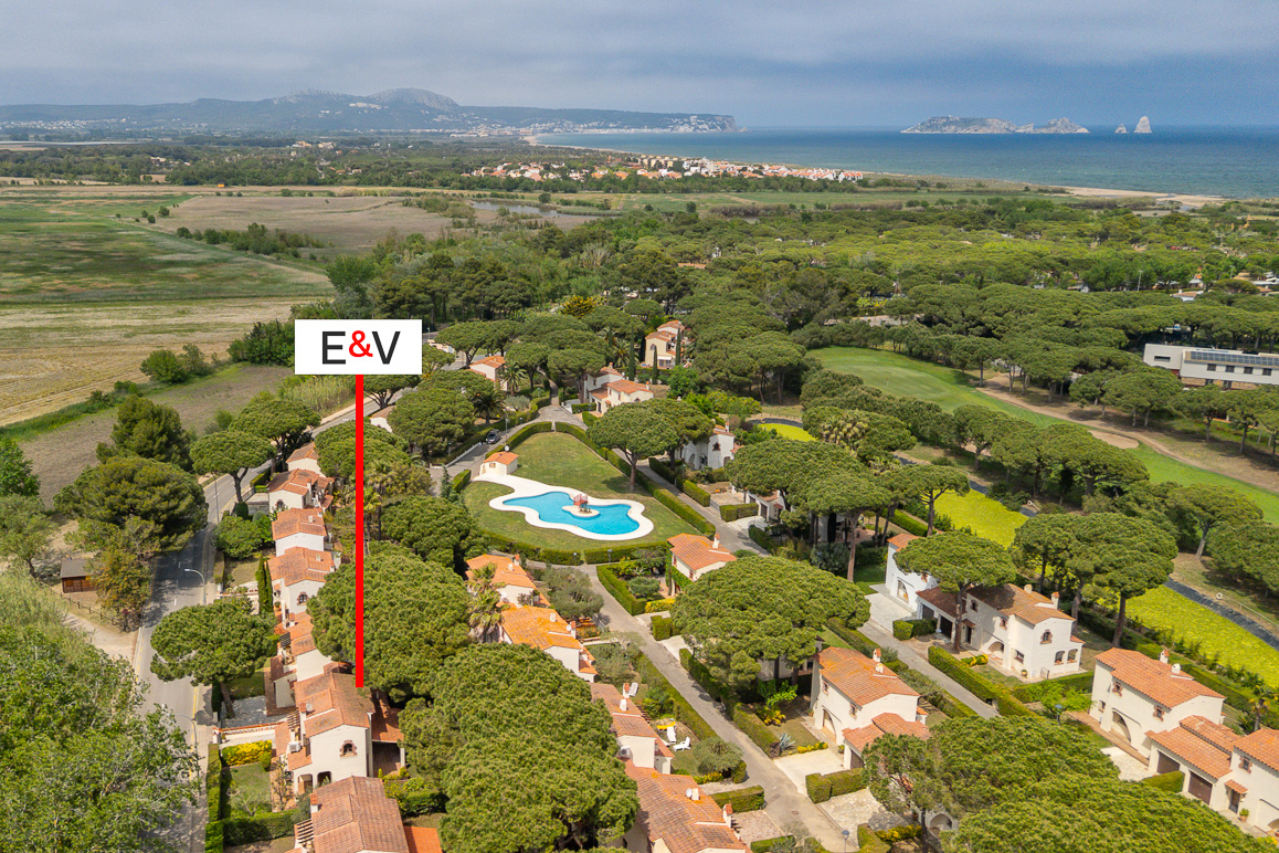 Casa con piscina cerca de la playa y el golf