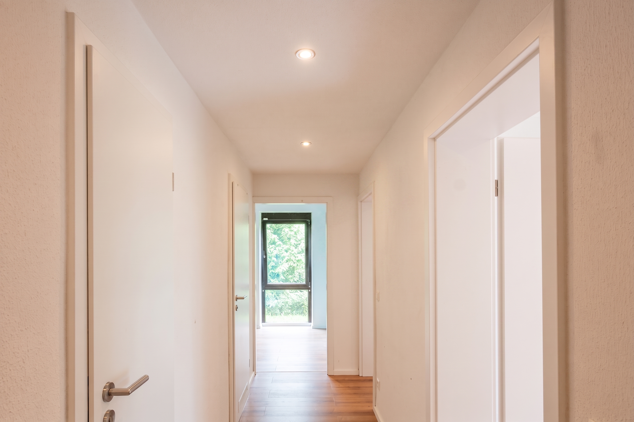 Moderne Smart-Home-Erdgeschosswohnung mit Terrasse und Fahrradgarage [AI-modified]