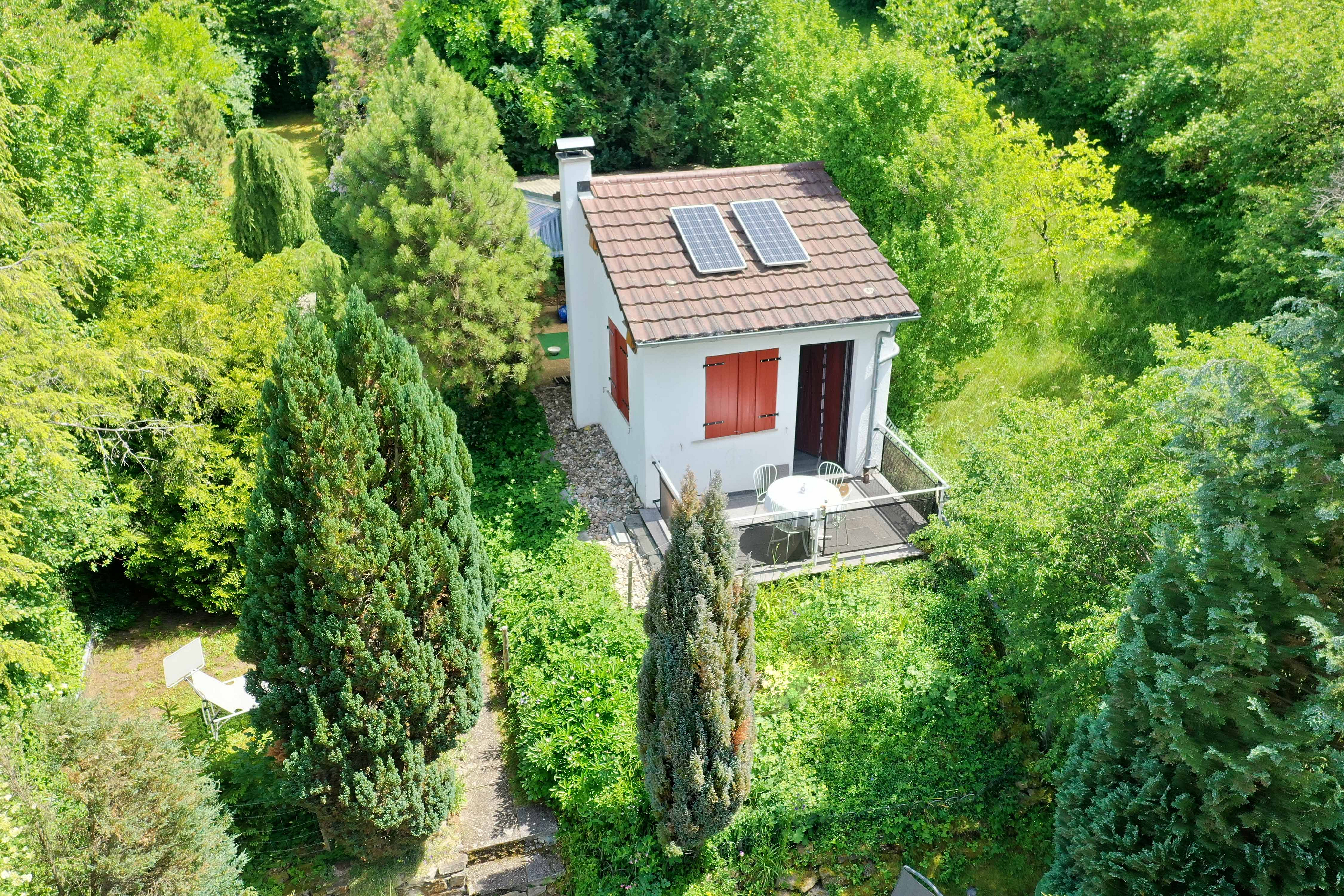 Sonniges Freizeitgrundstück mit Teichidylle und Solartechnik