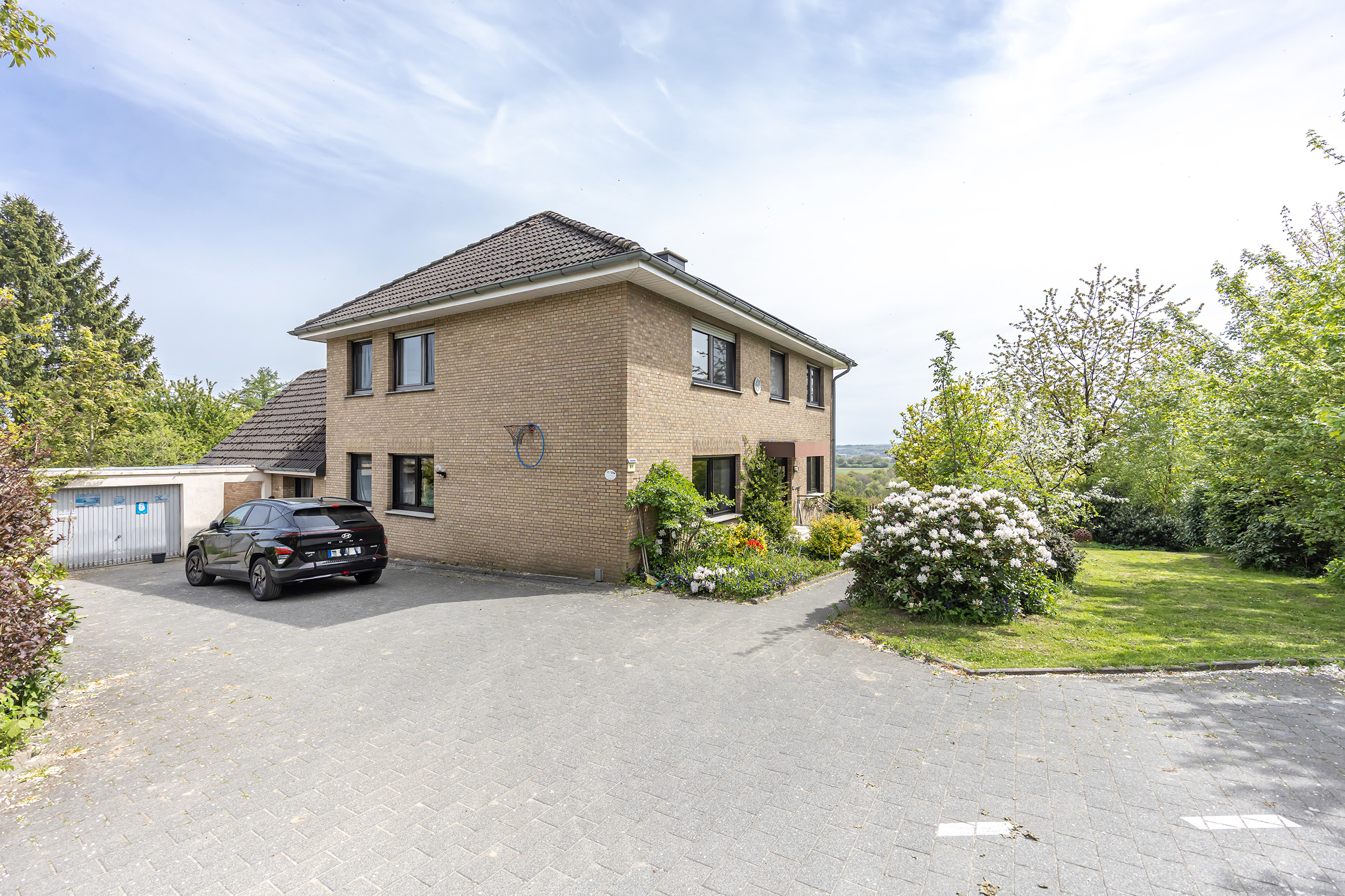 Großzügiges Einfamilienhaus mit weitläufigem Grundstück und Blick auf den Teutoburger Wald