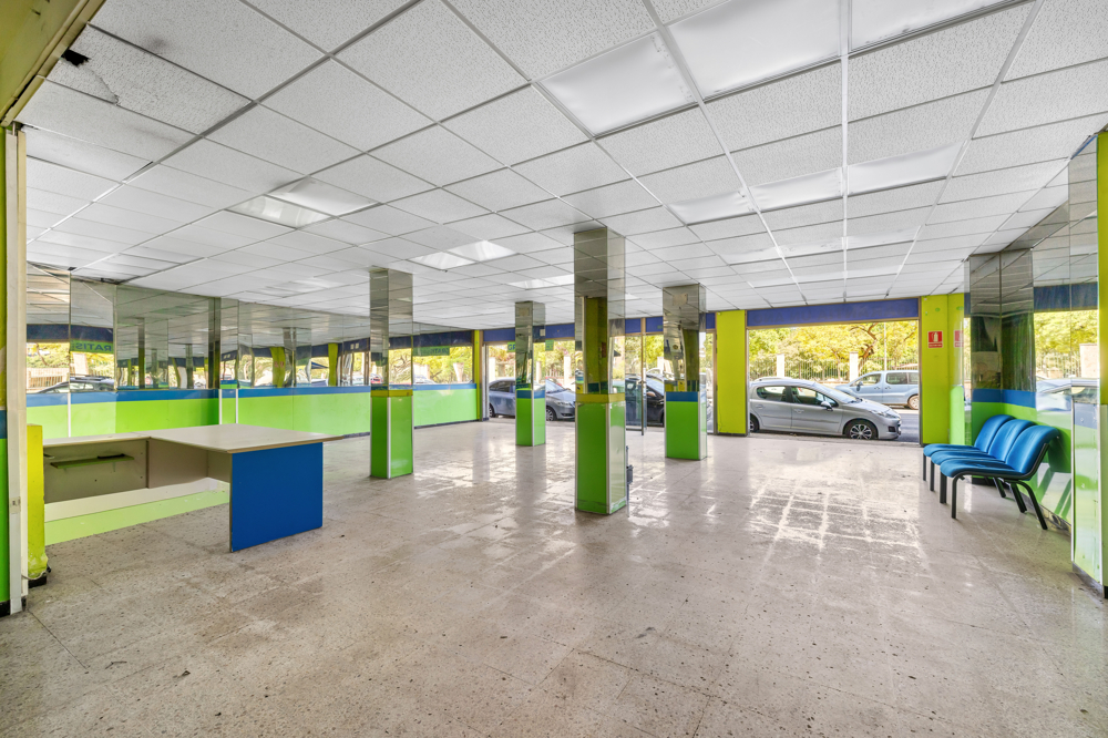 Commercial premises to let – 350 m² of open-plan space with excellent visibility