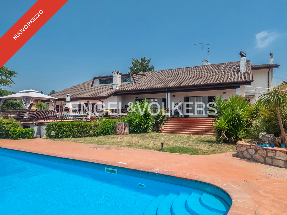 Detached single-family villa with pool