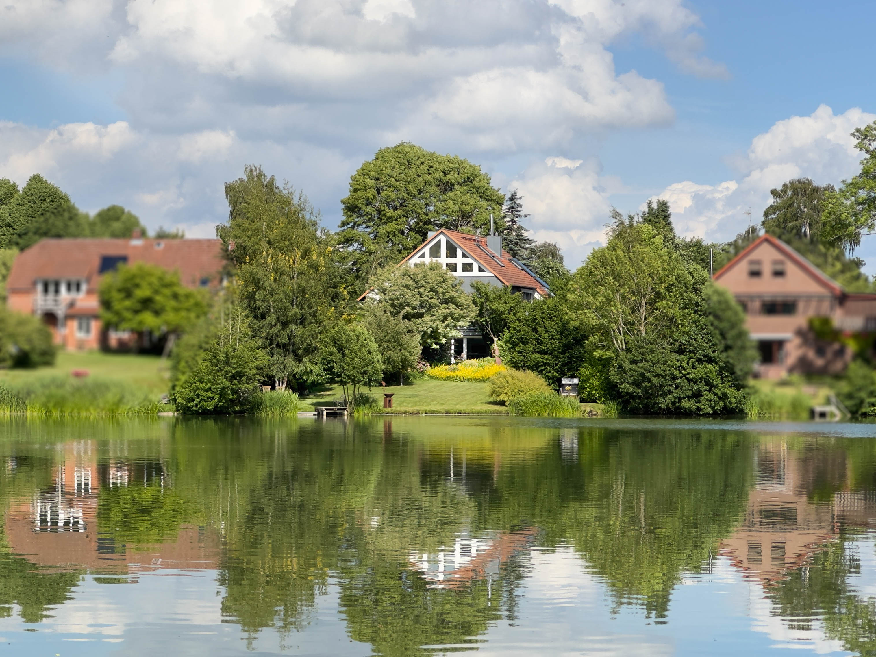 Traumlage mit Seegrundstück: Architektenhaus direkt am See mit Gästebungalow