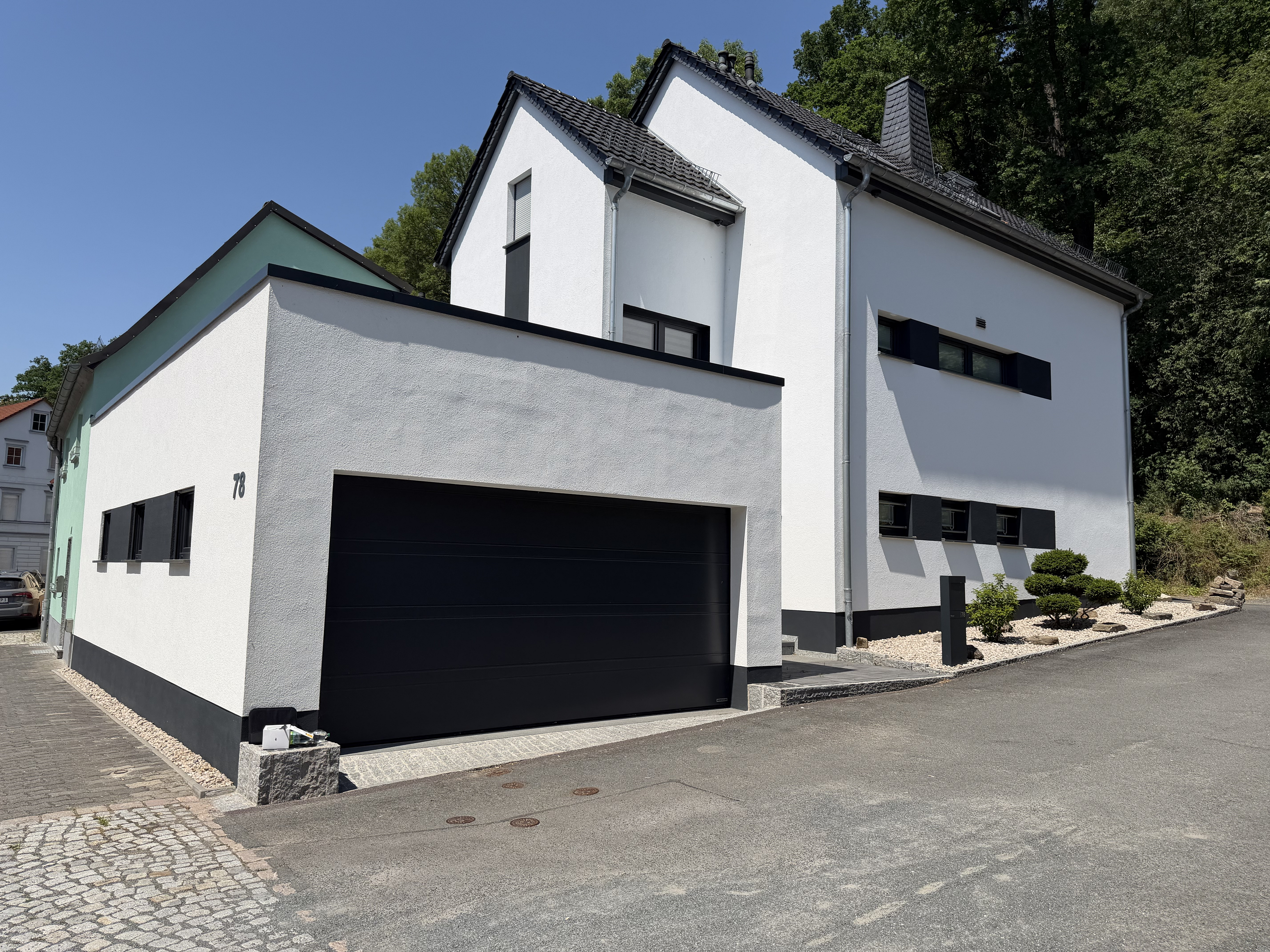 Exklusives Einfamilienhaus zur Miete, mit moderner Schwarz-Weiß-Optik, hochwertiger Ausstattung, Garten und optionalem Zusatzhaus