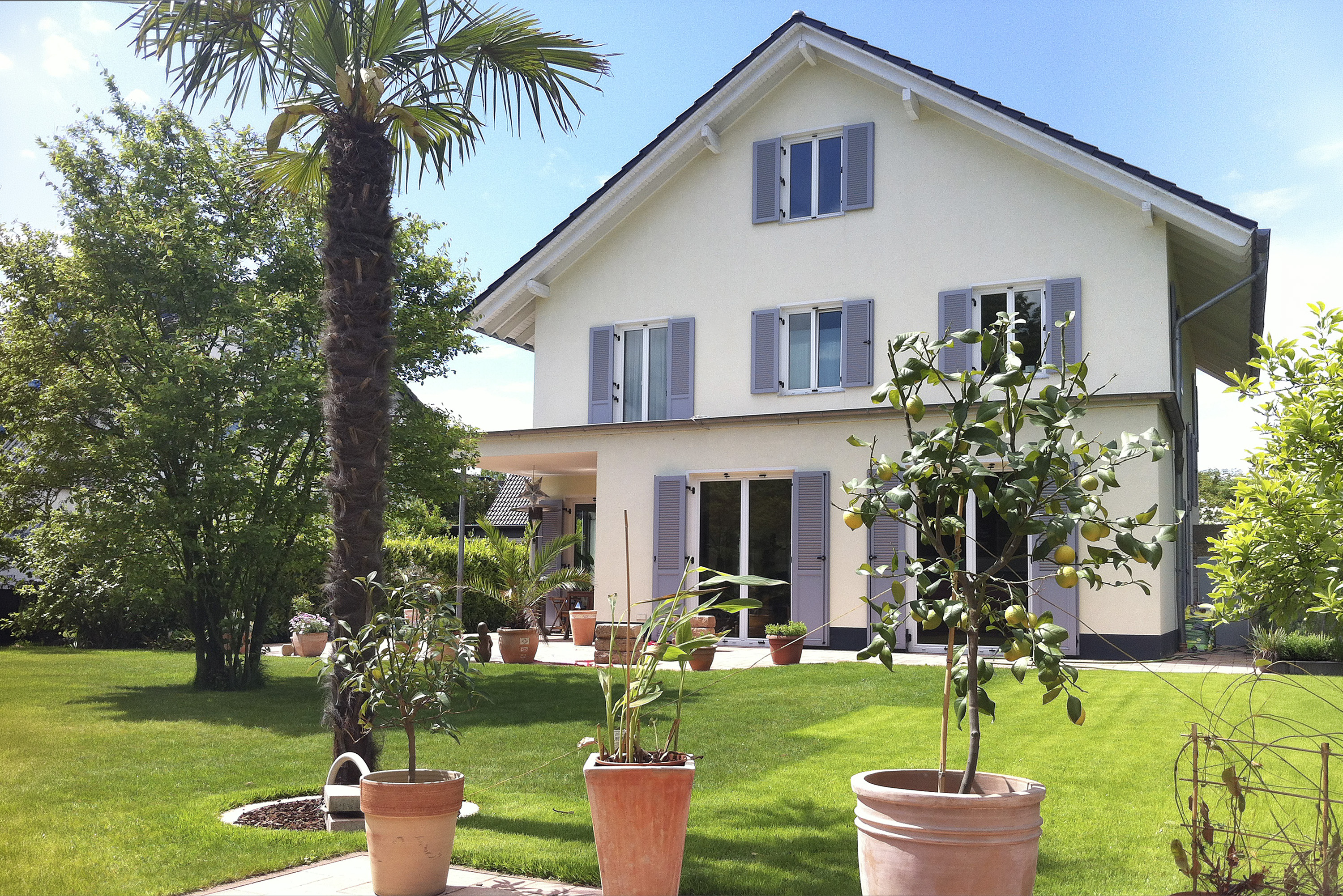 Freistehendes, lichtdurchflutetes Familienhaus mit Gartenidylle und moderner Technik
