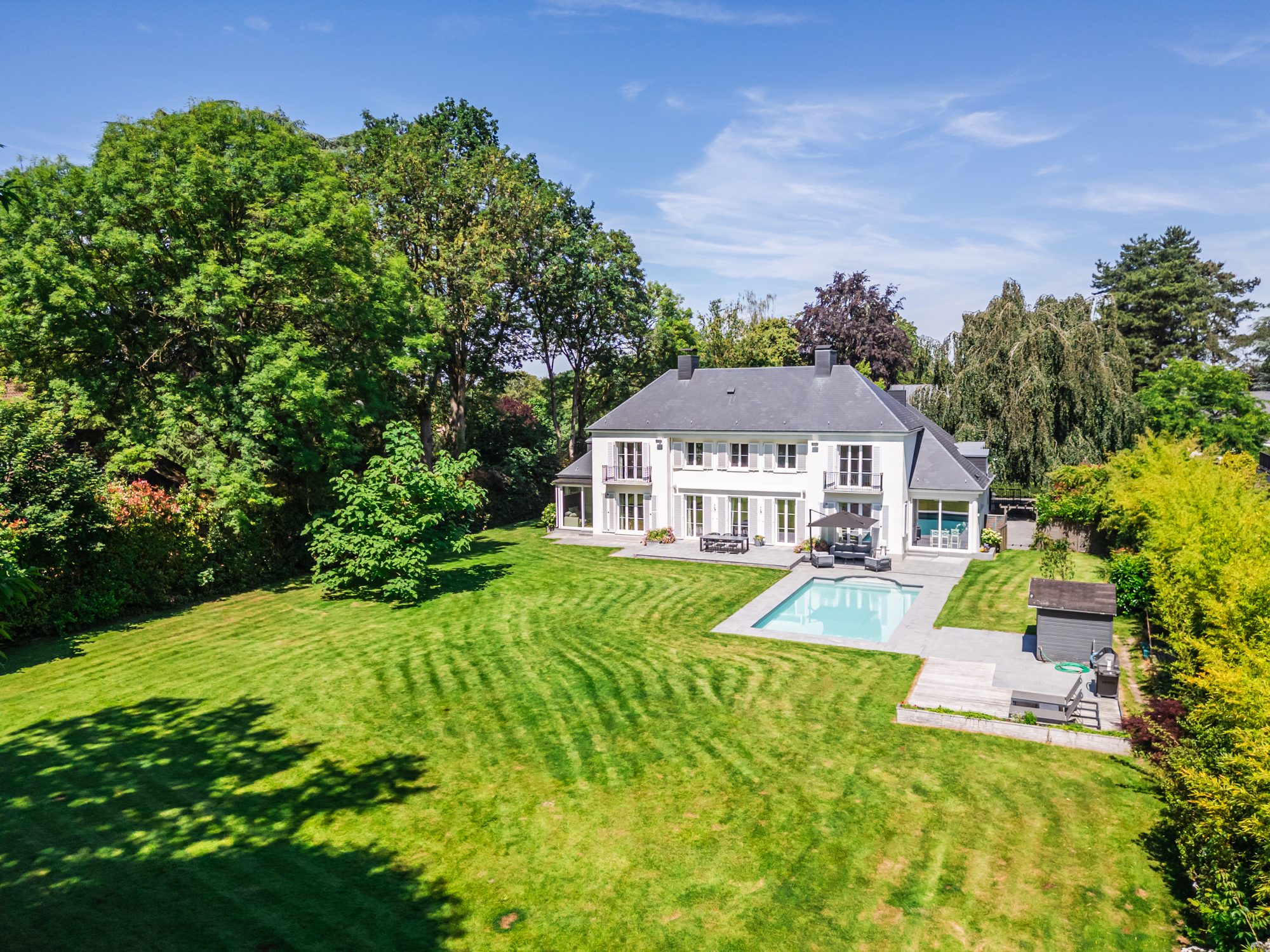 Off Market ! Elegante gezinswoning van ± 520 m² met zwembad en tuin op het zuiden