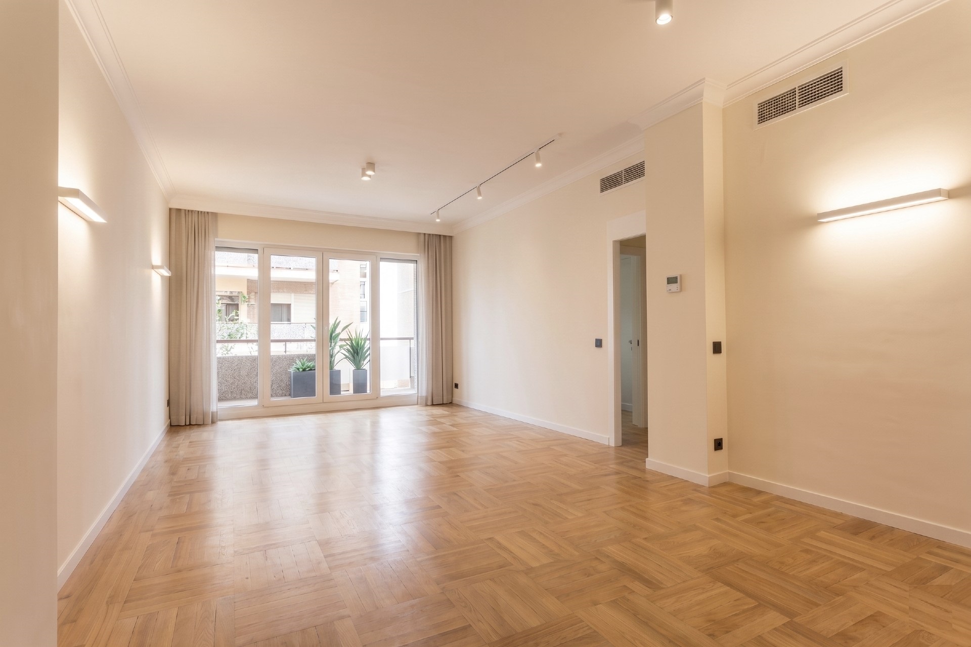Unfurnished flat for rent with terrace, storage room and option of parking in the building
