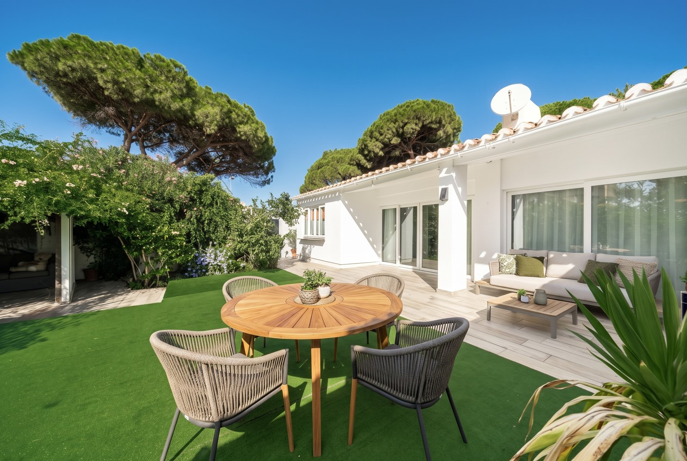 Elegant, Fully Refurbished Semi-Detached Villa Near the Beach