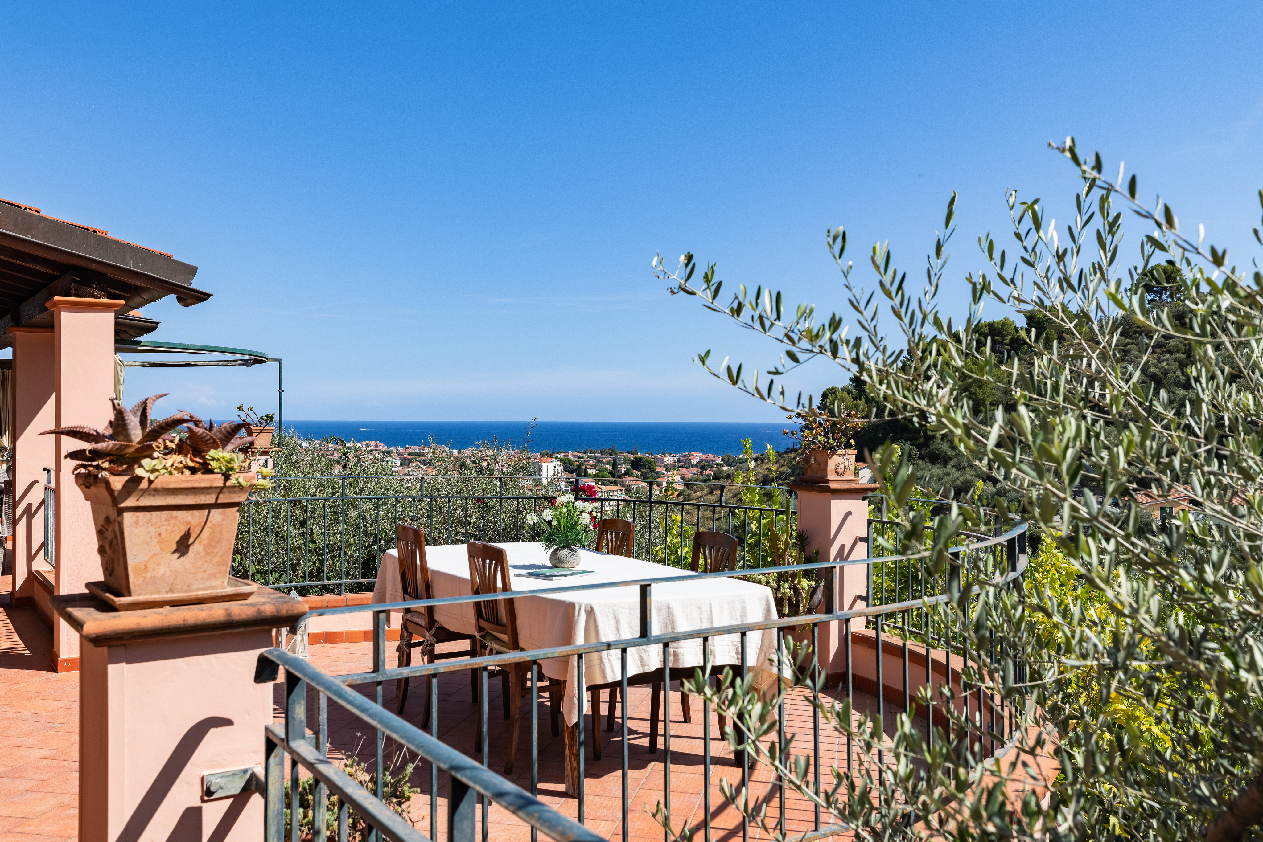 Villa immersa tra gli ulivi sospesa tra cielo e Mediterraneo