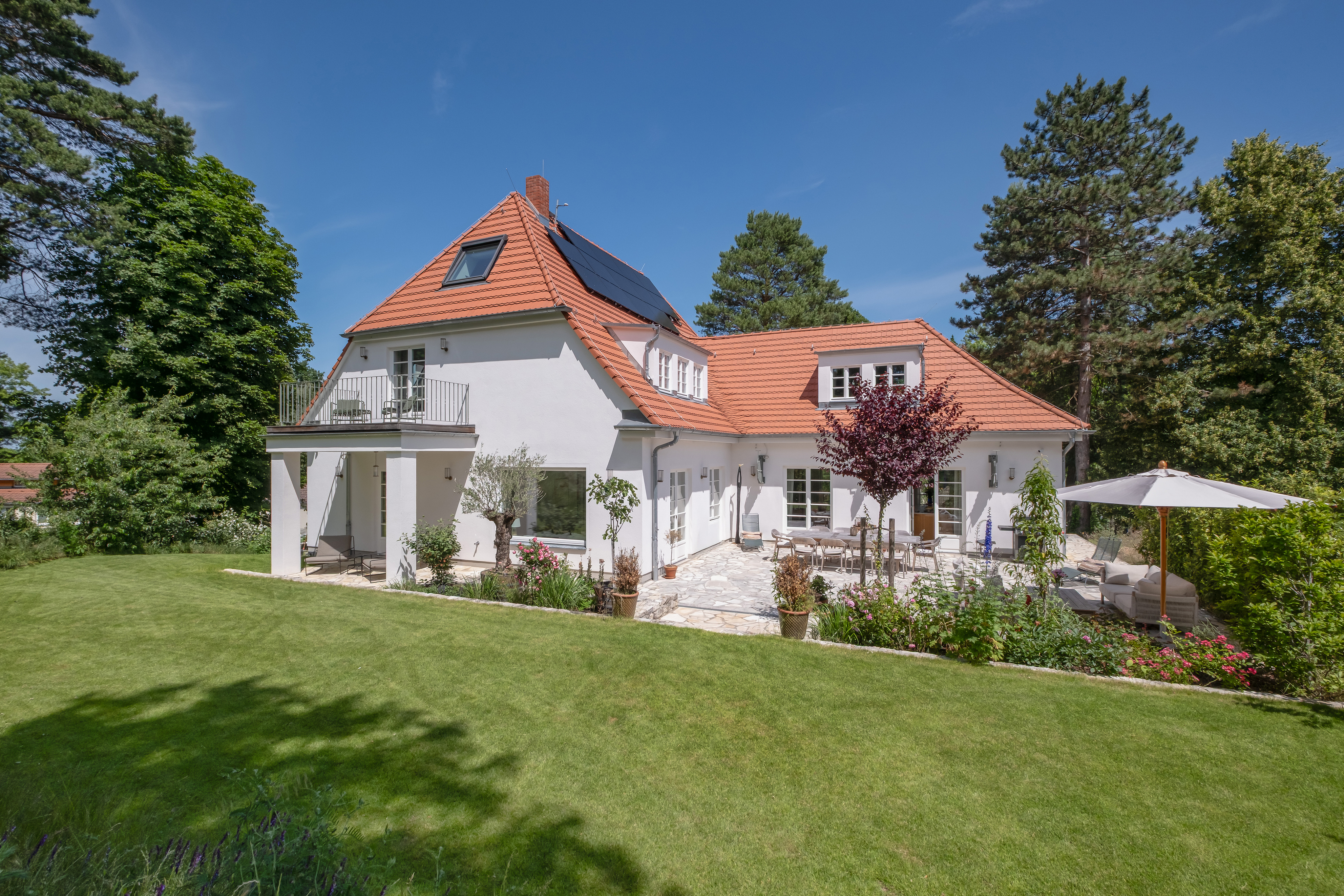 Iconic 1930s villa – classic architecture meets modern luxury