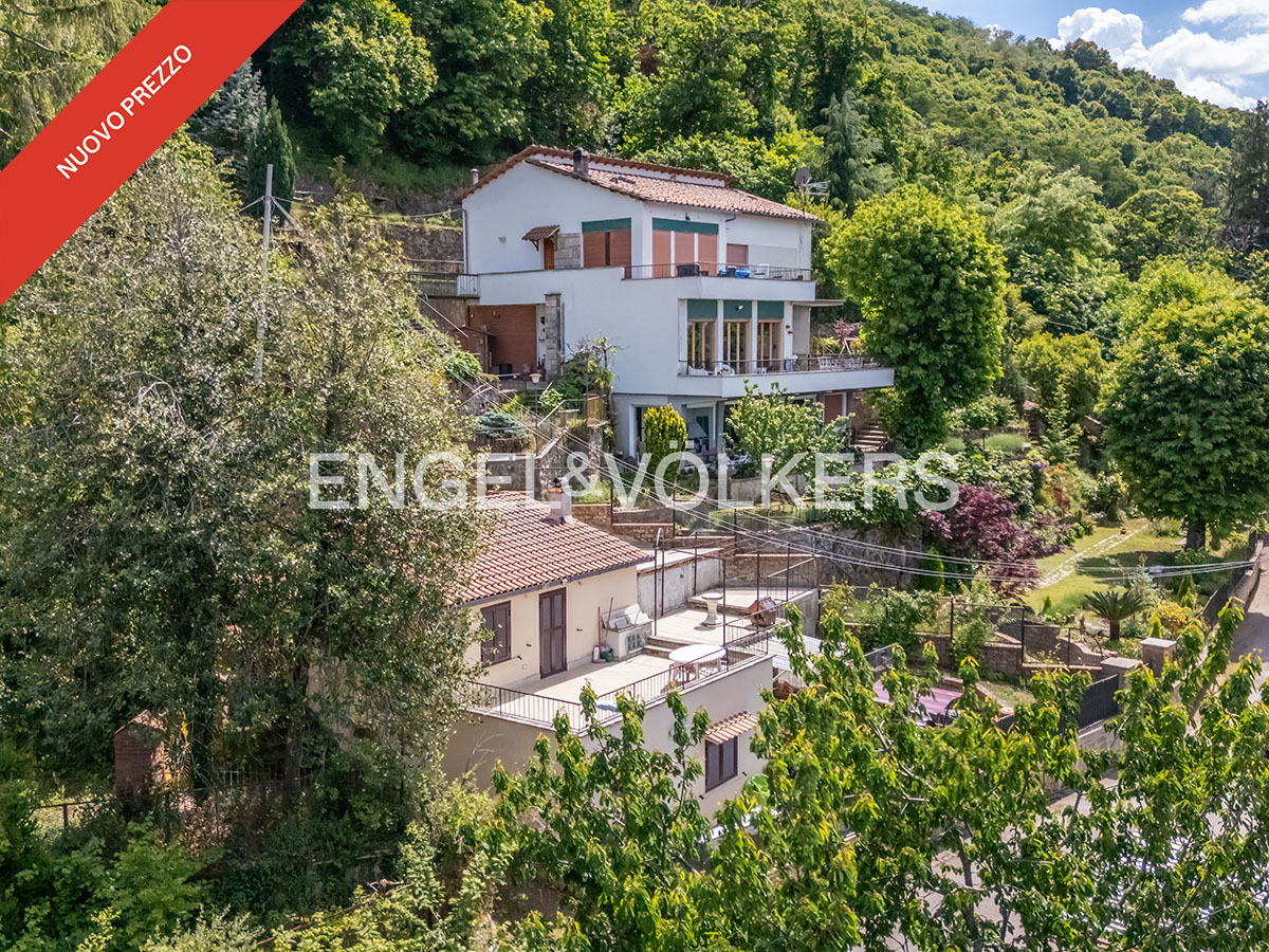 Elegant villa on Via del Bosco in Monte Porzio Catone