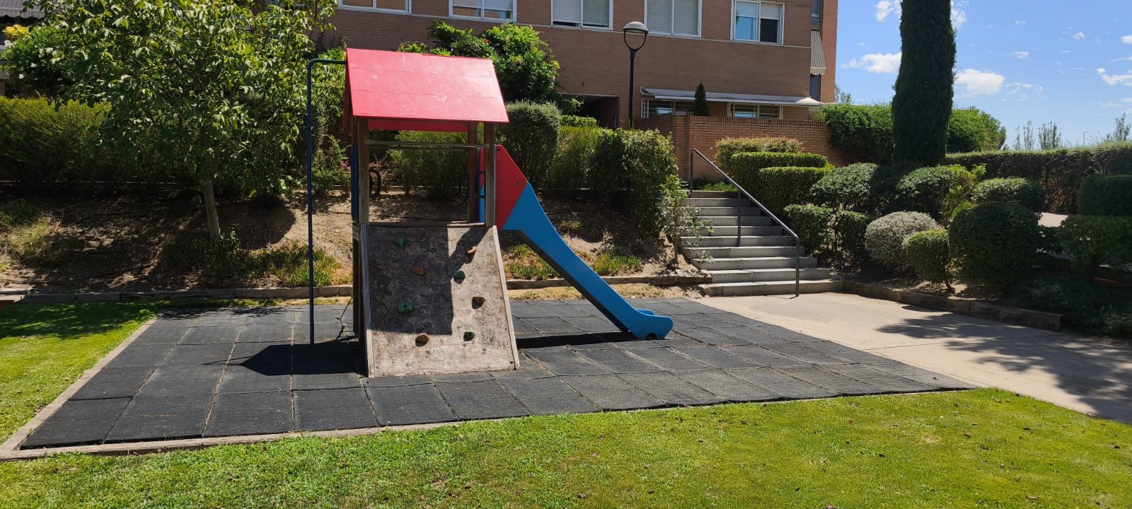 Spacious 4-bedroom apartment with terrace, garage, and pool in a residential complex