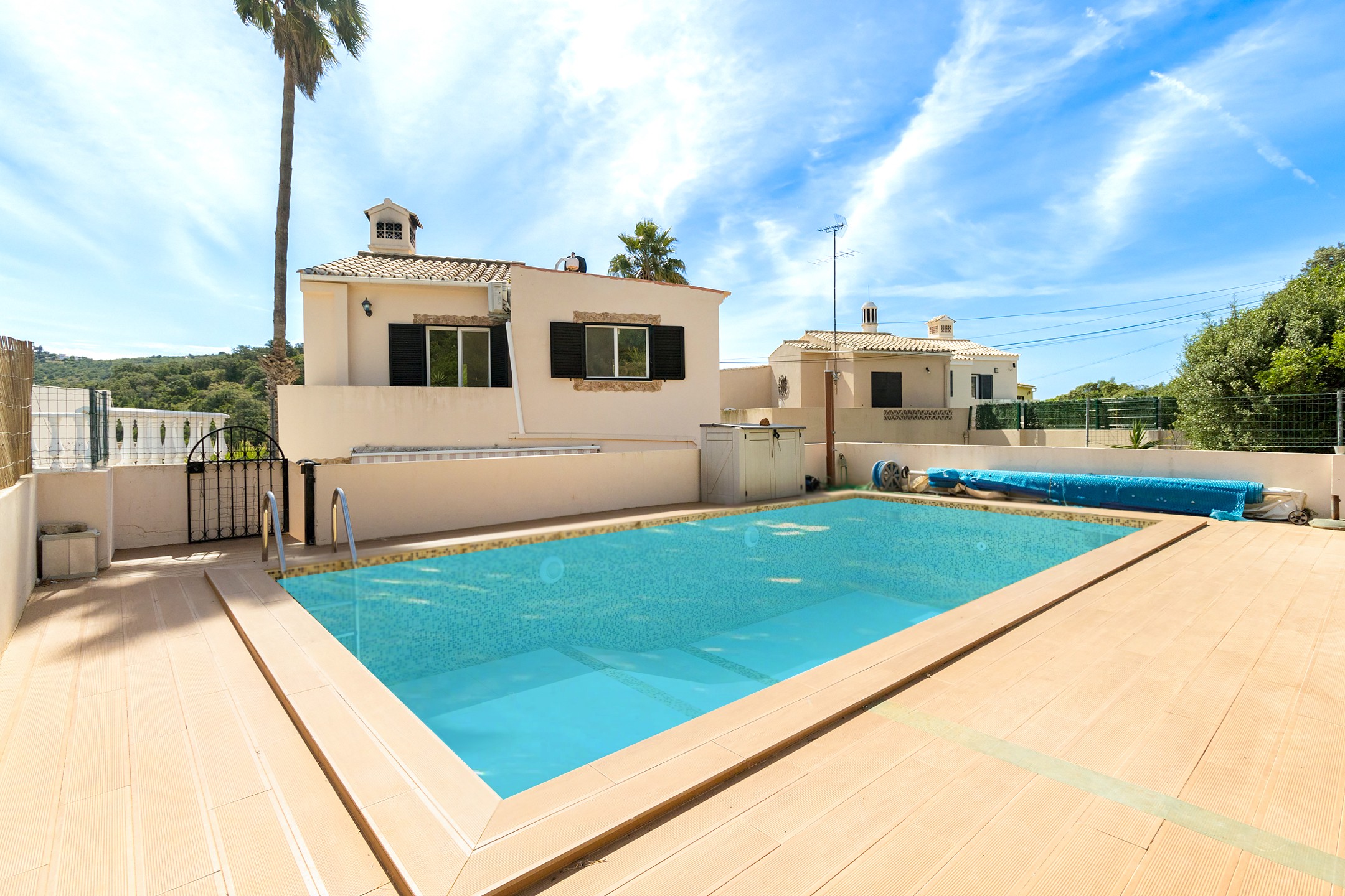 4-bedroom Villa with pool and mountain views in quiet area of Loulé [AI-modified]