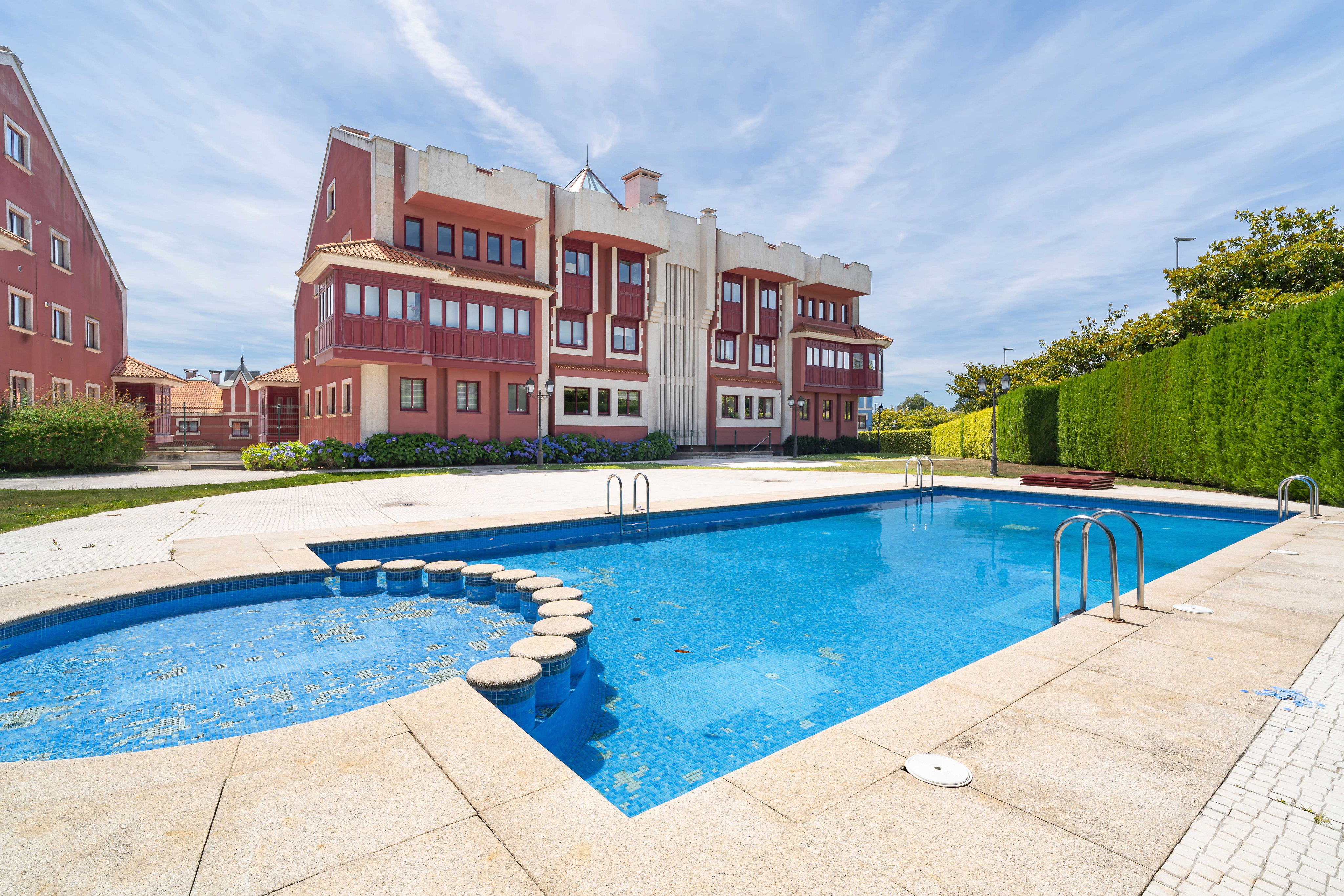 Exclusivo dúplex con terraza y piscina en venta en Oleiros