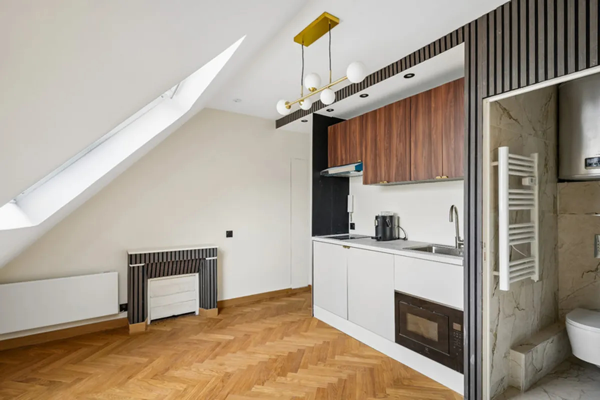 Give in to the charm of a pied-à-terre in the heart of the 8th arrondissement, just steps from the Arc de Triomphe.