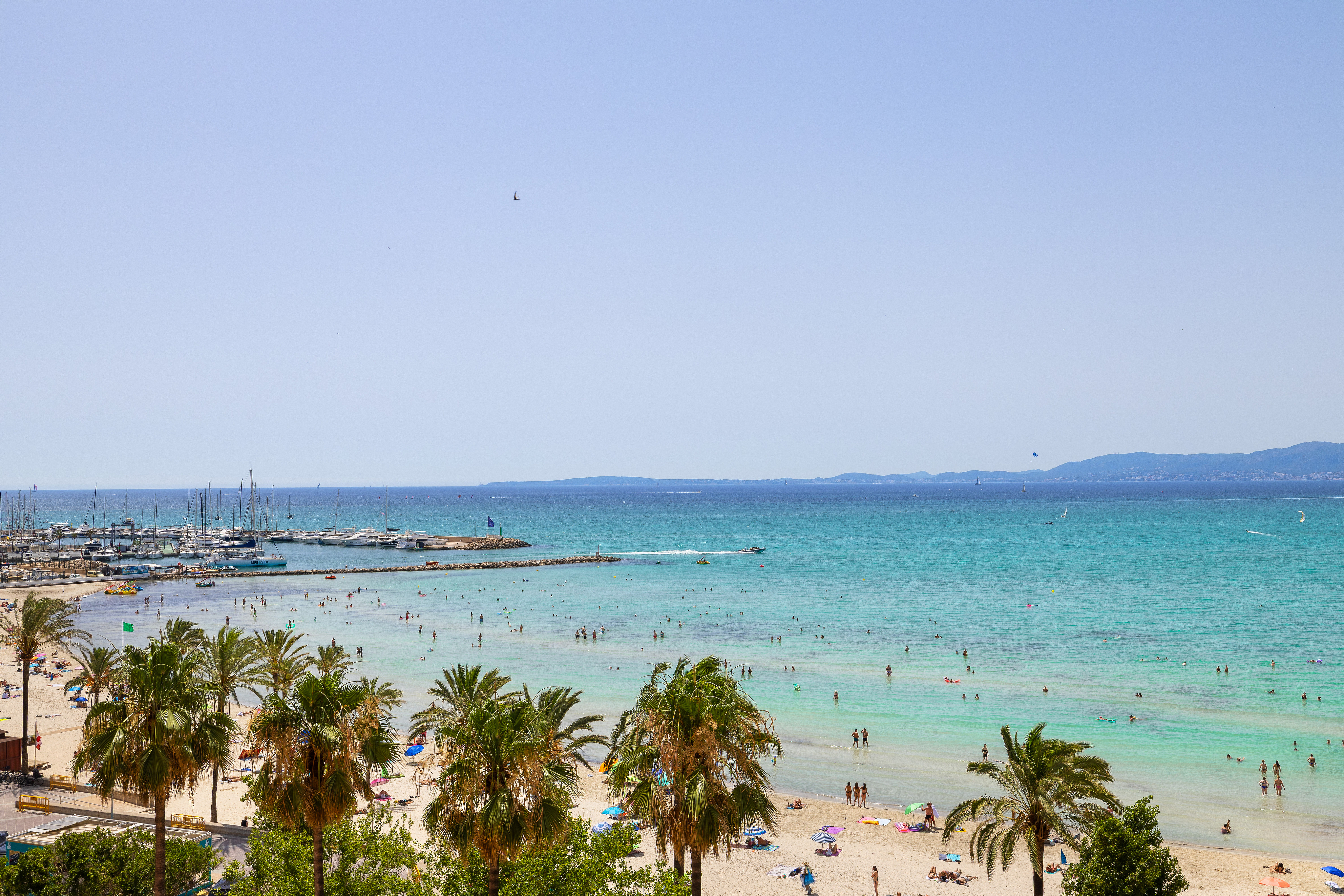 Renovated apartment close to the beach with sea views