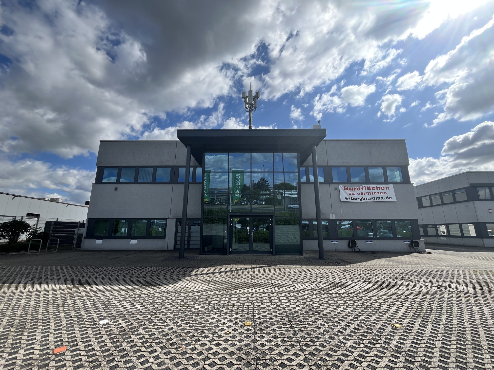 Repräsentative Büro-Hallen-Kombination in Langenfeld