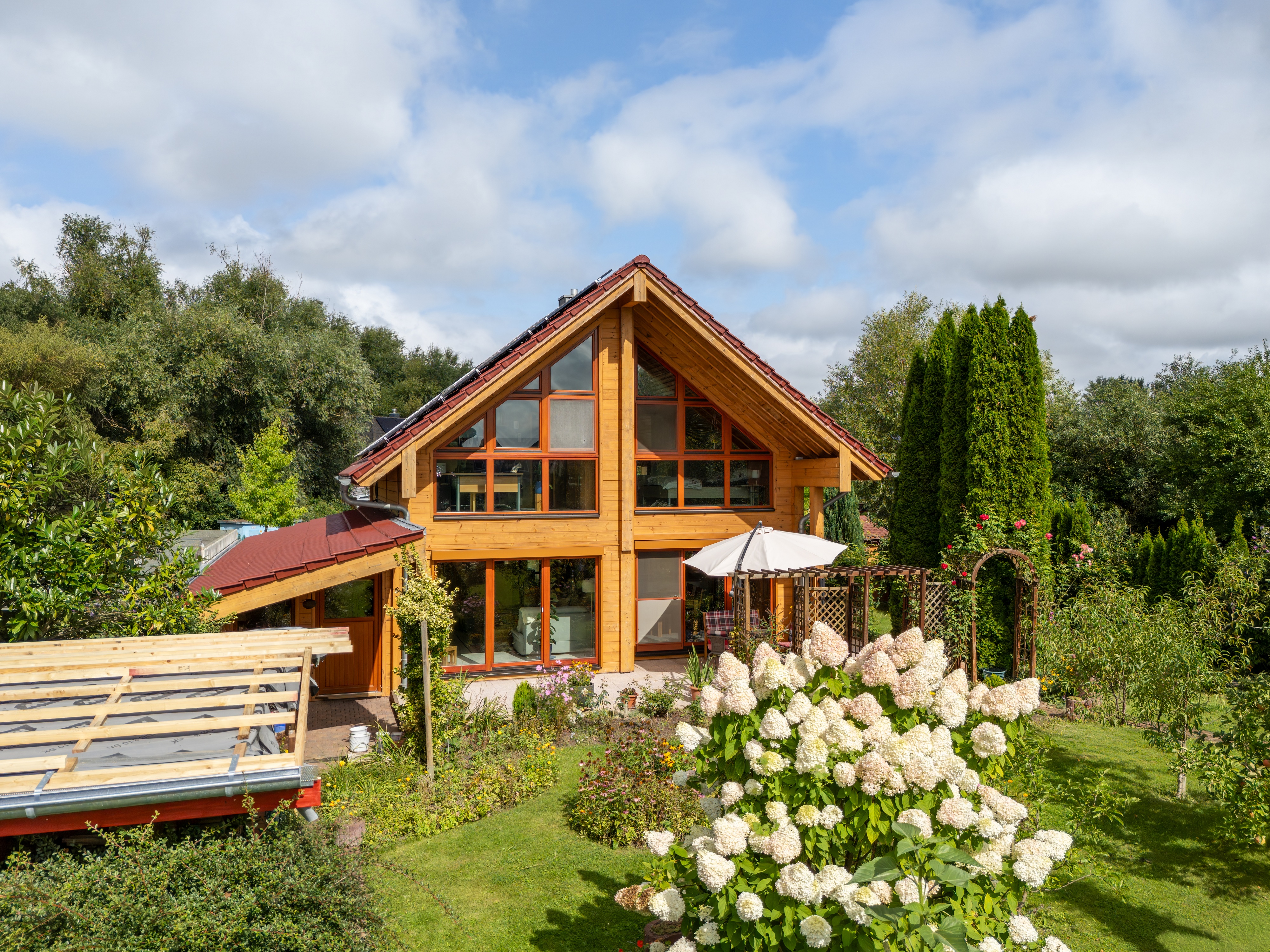 State-of-the-art natural living – Energy-independent log cabin with an idyllic garden