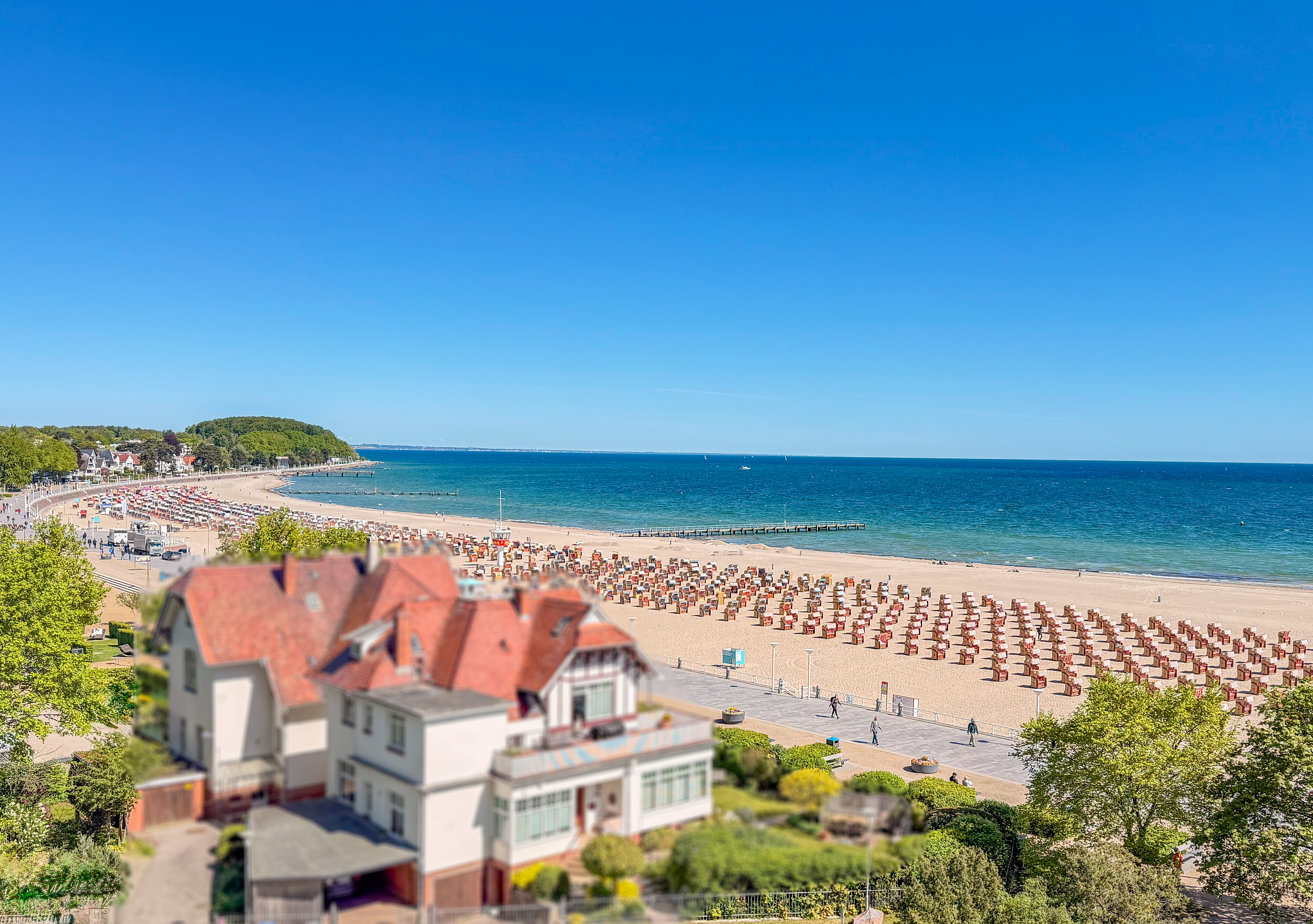Panoramablick auf die Ostsee -                               Modernisiertes Apartment mit Eckbalkon