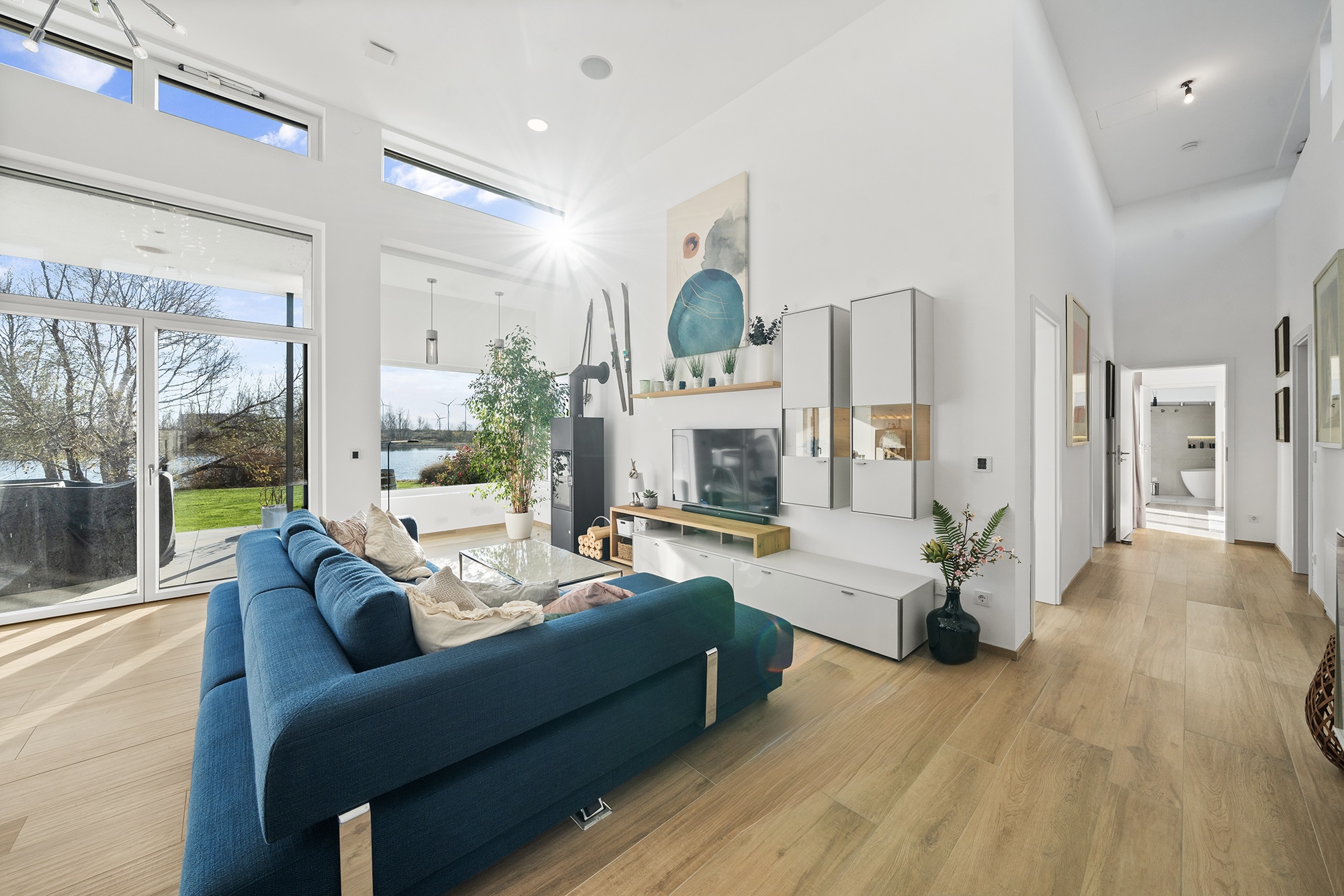 Light-filled, exclusive bungalow with 5 rooms, 2 bathrooms, and private lake access