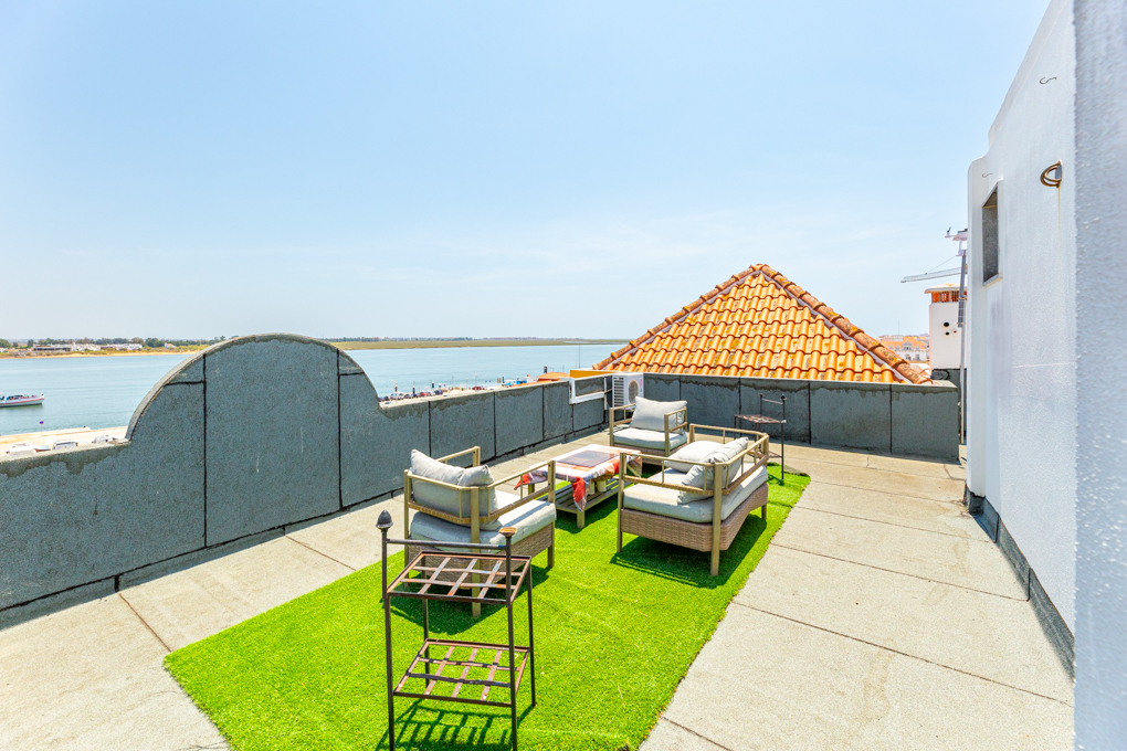 Top Floor 2-Bed Apartment with River and Sea Views