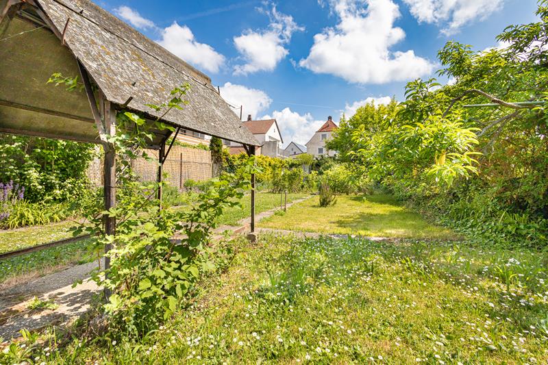 Charmantes EFH mit großem Garten, Doppelgarage und viel Potenzial!