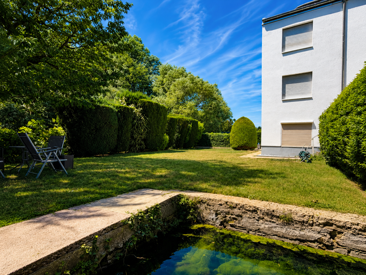 Exclusive 3.5-room apartment with conservatory, designer bathroom, and idyllic garden paradise