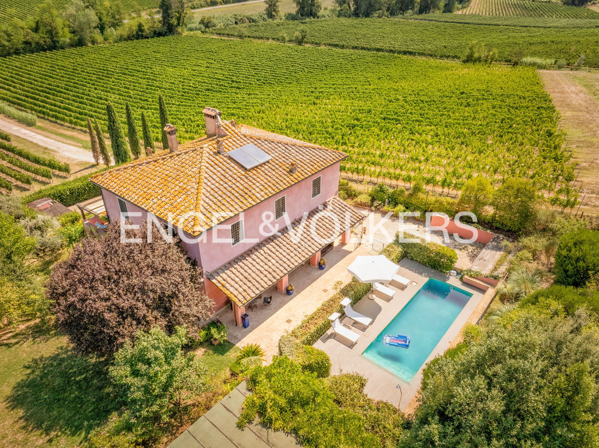 Refined farmhouse among the Chianti vineyards
