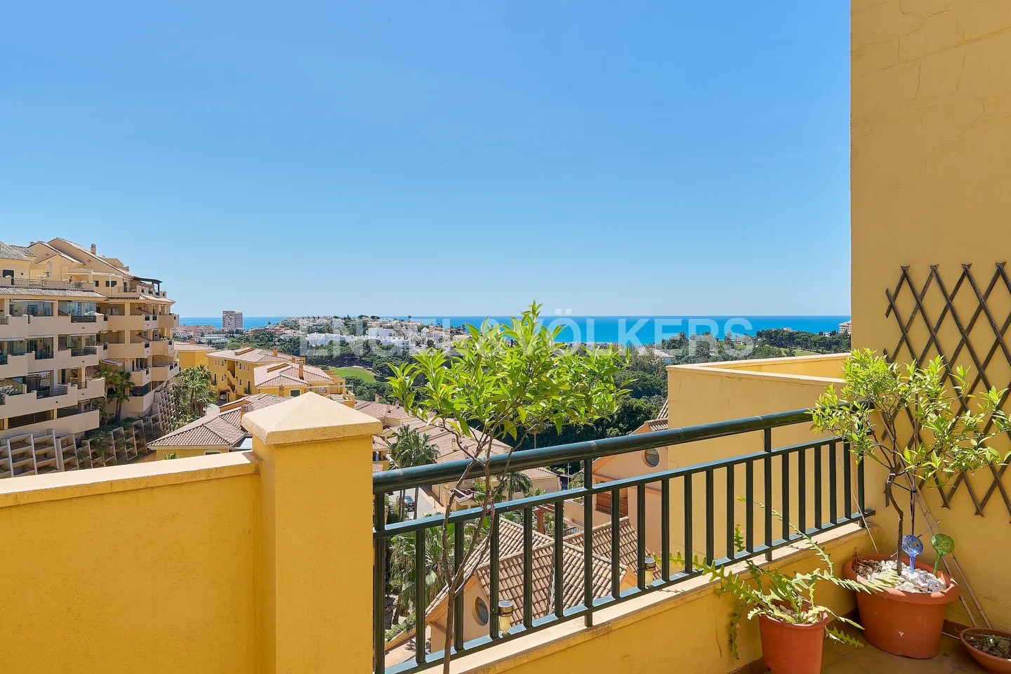 2-bedroom apartment with sea views close to golf course