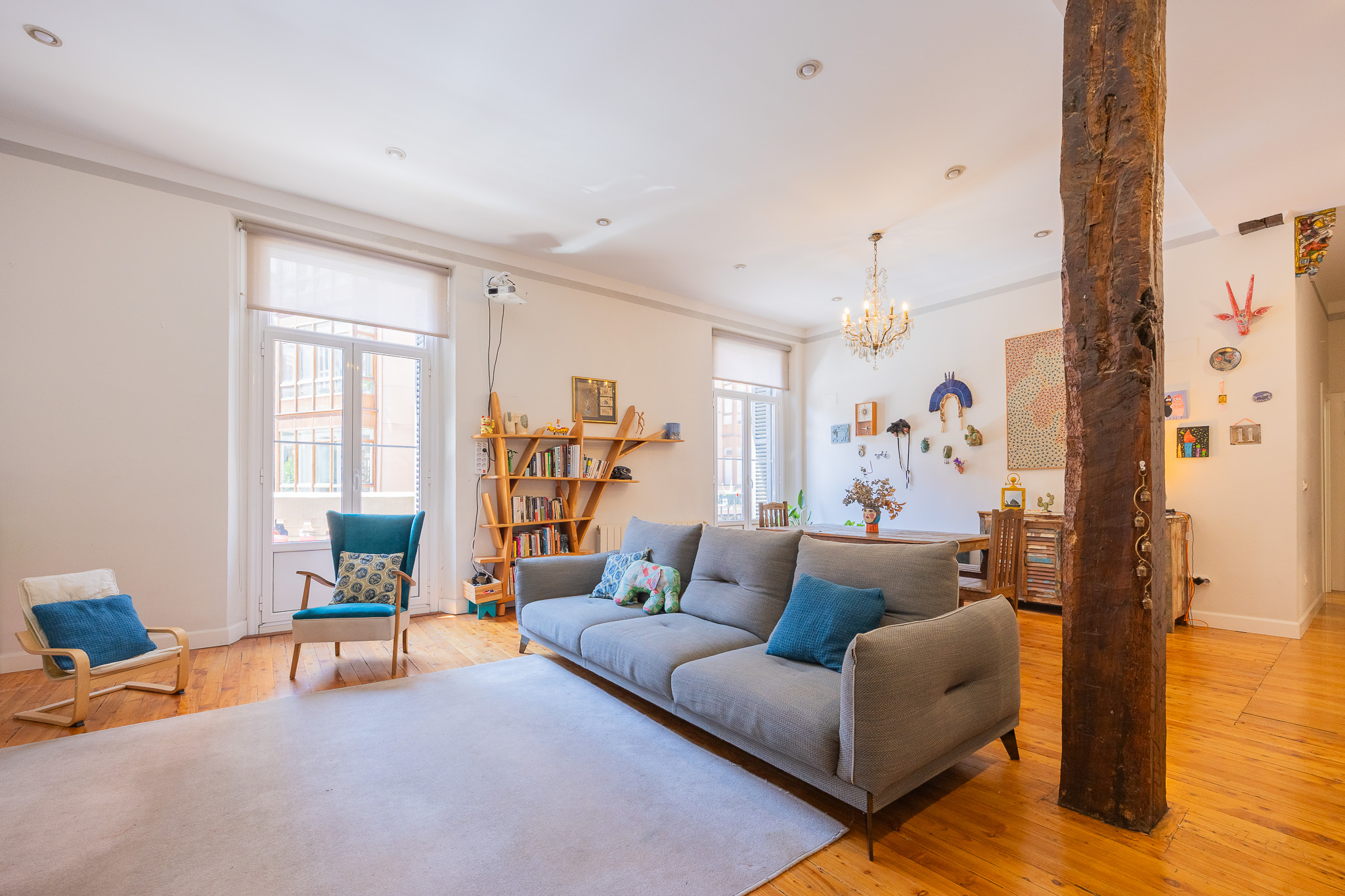 Renovated apartment in a stately building on Elcano Street