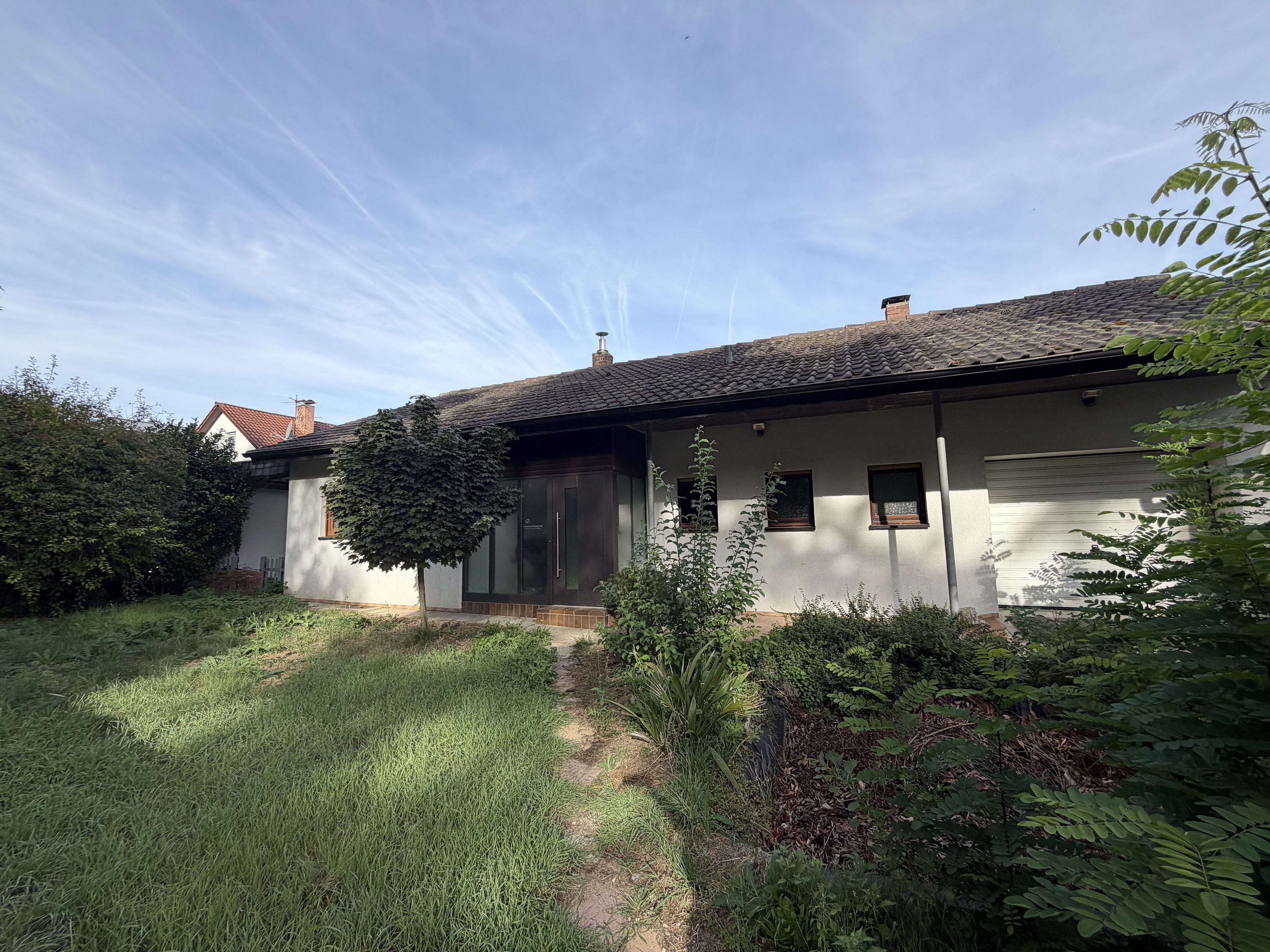 Wohnen auf einer Ebene: freistehendes EFH mit großzügigem Grundstück und Einliegerwohnung