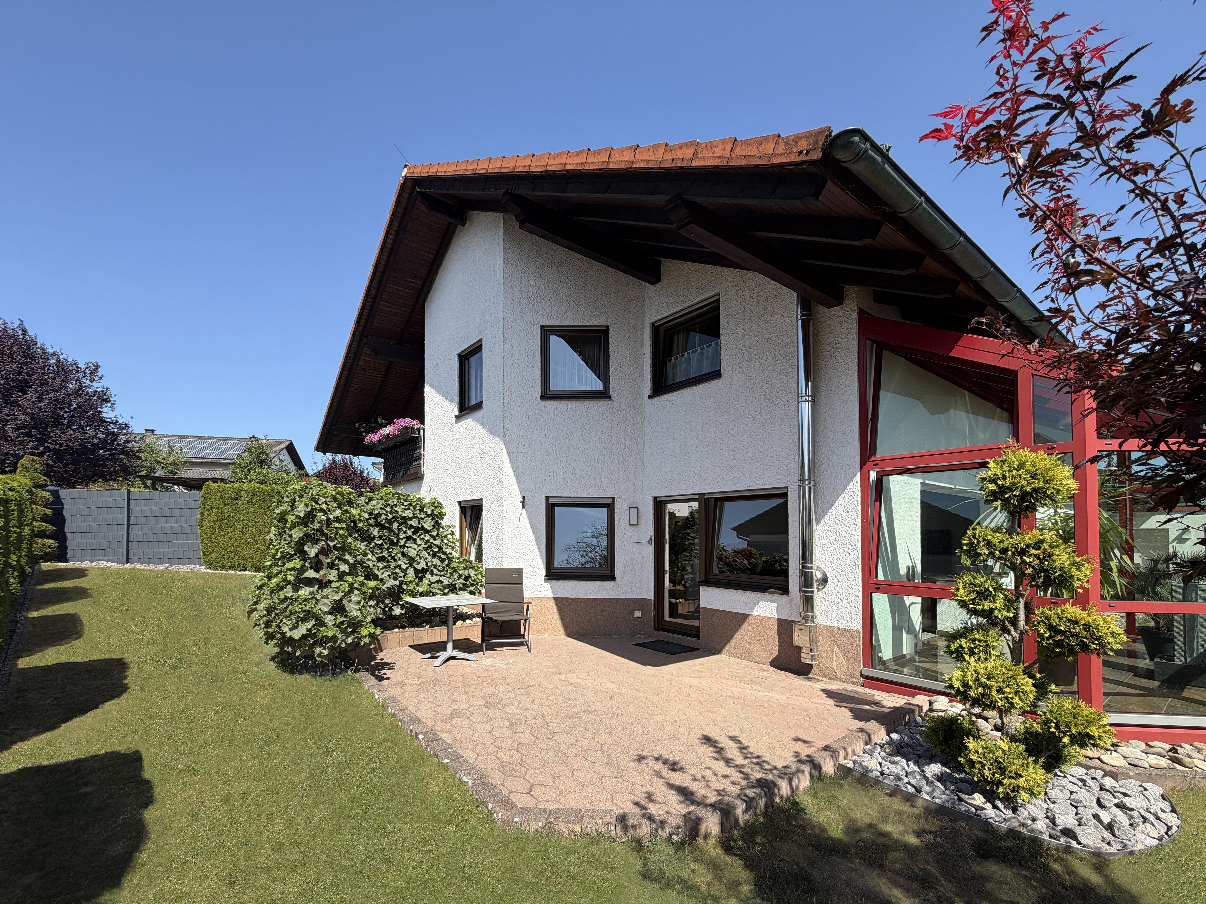 "Haus-Charakter" - Großzügige Eigentumswohnung mit Terrasse und Garten