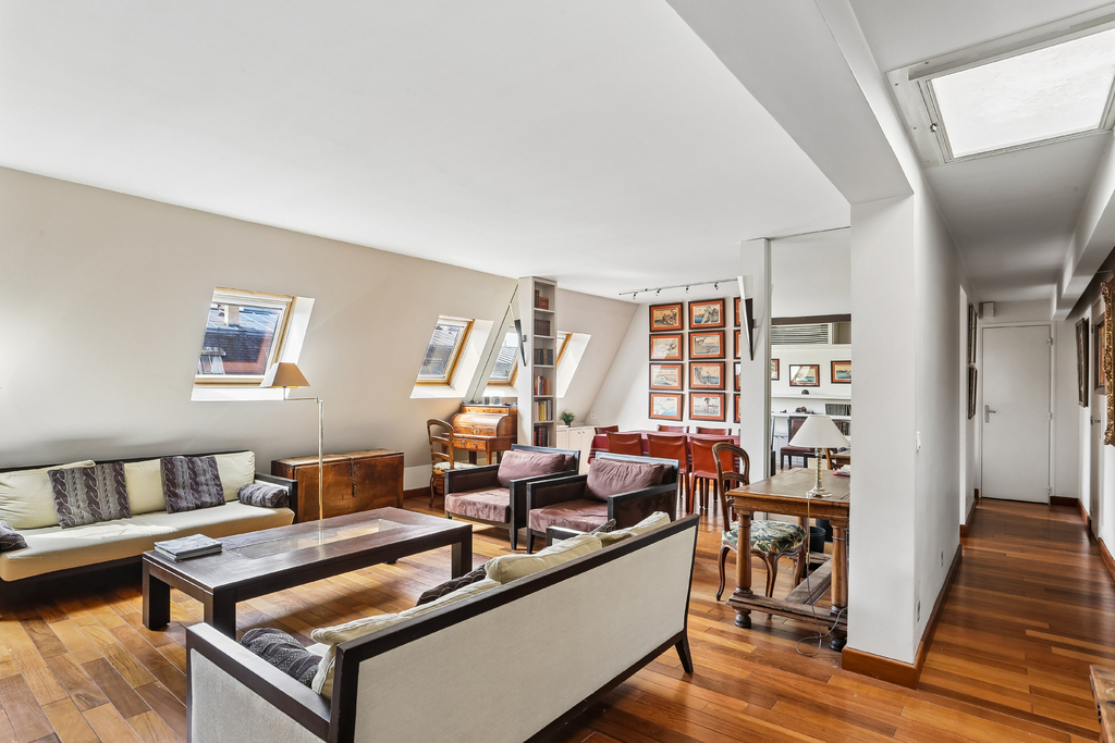 Top-floor apartment, Faubourg du Roule