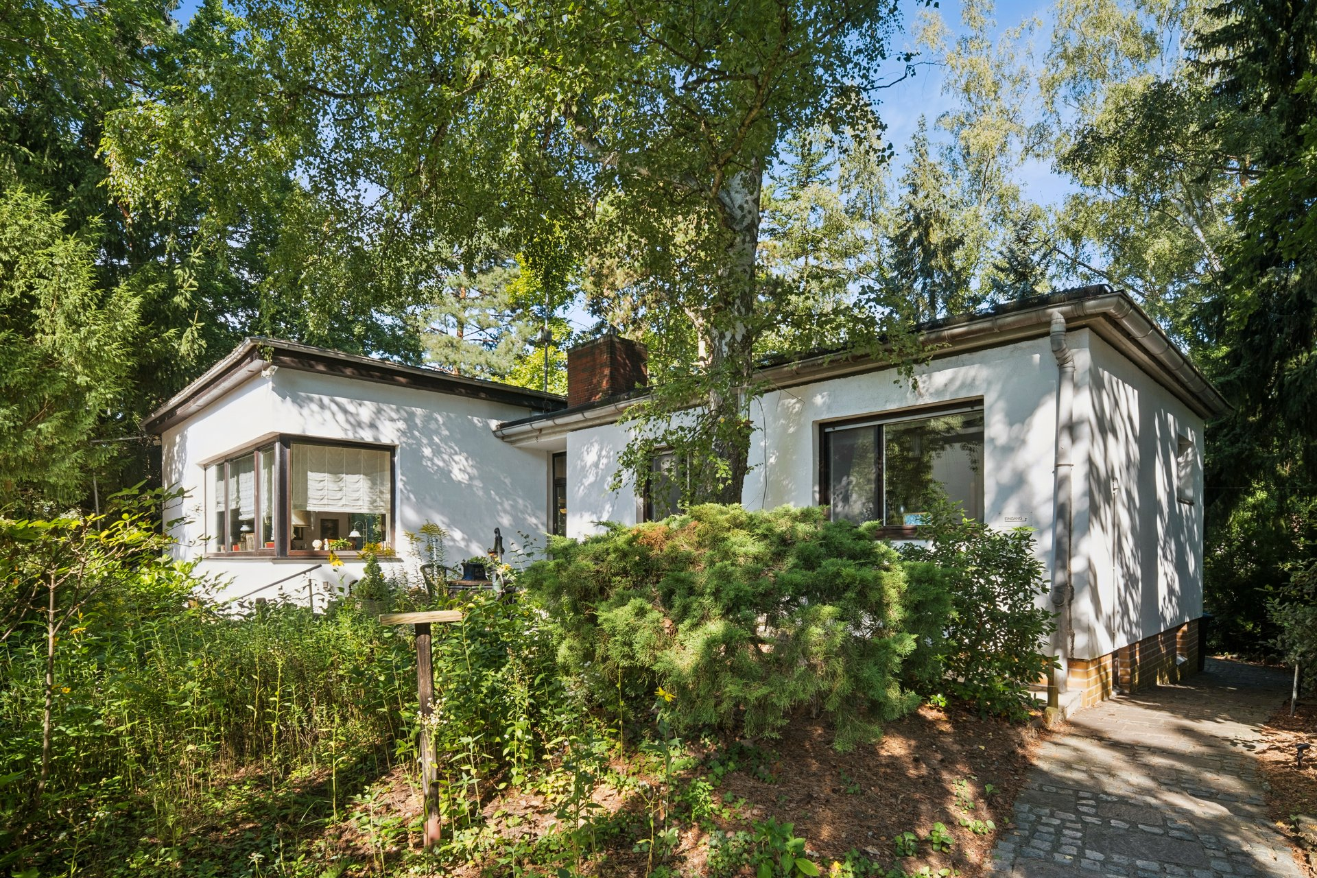 Lichtdurchfluteter Bungalow mit Kamin und grünem Rückzugsort