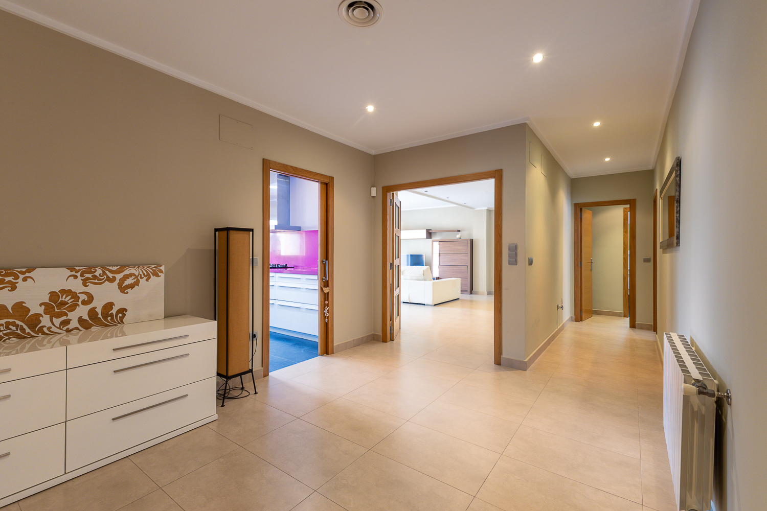 Bright home with patio, terraces and garage in Carcaixent