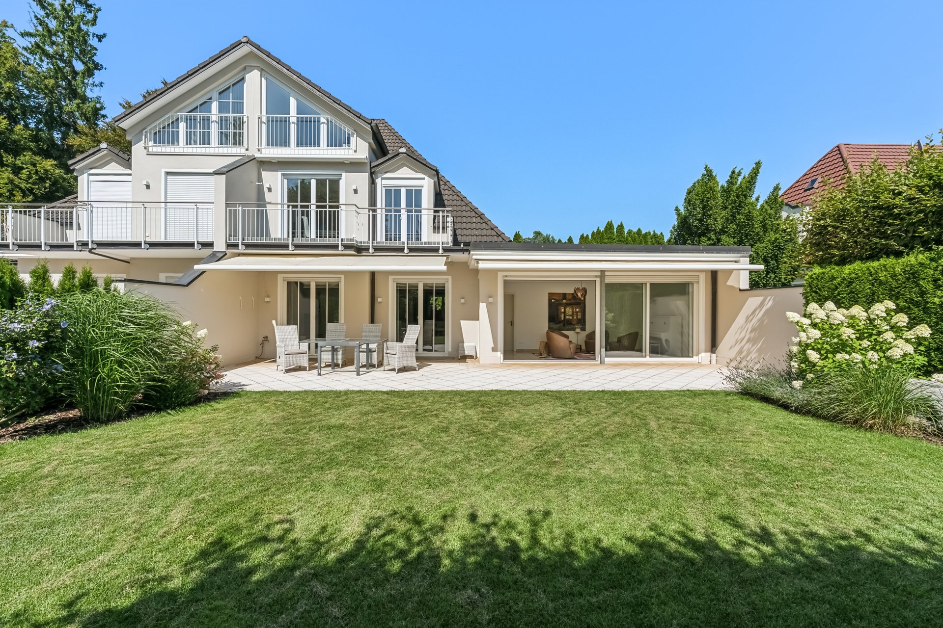 Exclusive, quiet semi-detached house with a stunning garden and sun terrace