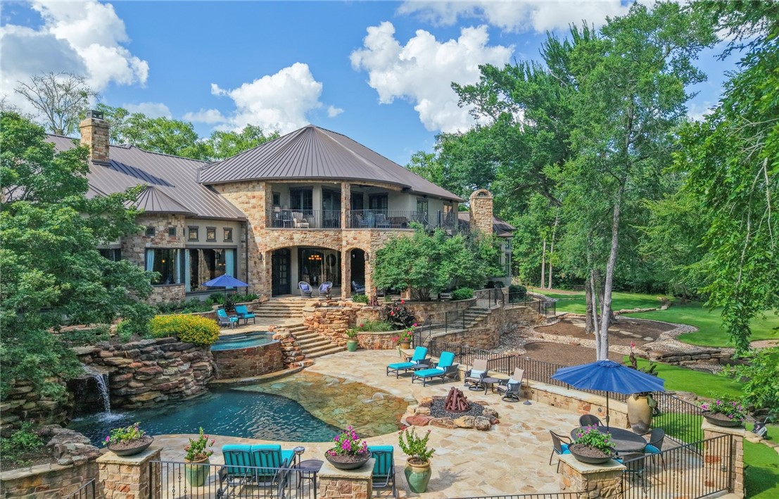 Private Golf Course Estate Tailored for Entertaining
