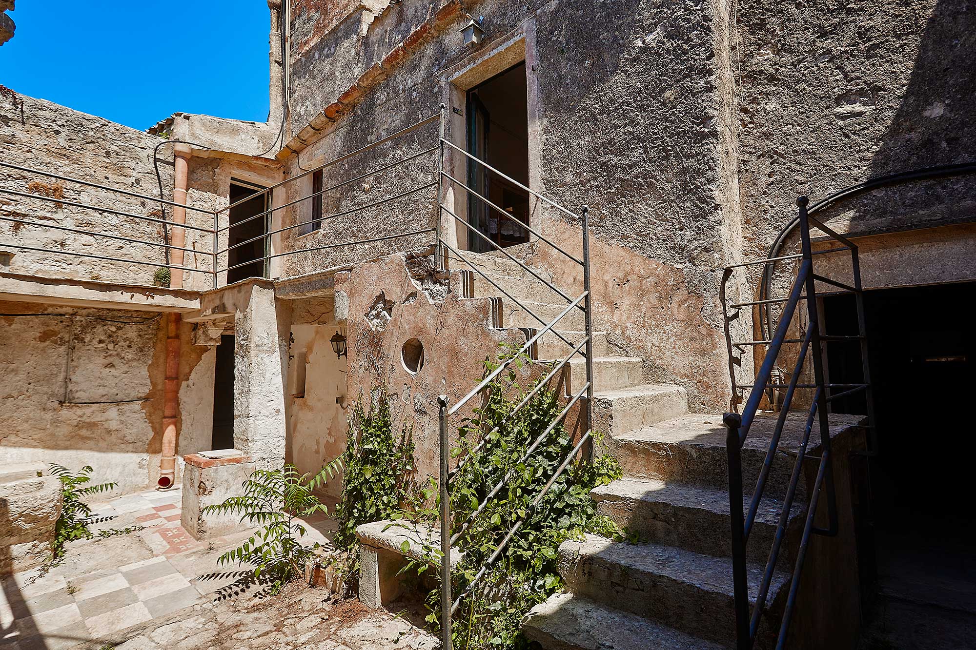 The charm of ancient Erice stone: a panoramic dream to shape