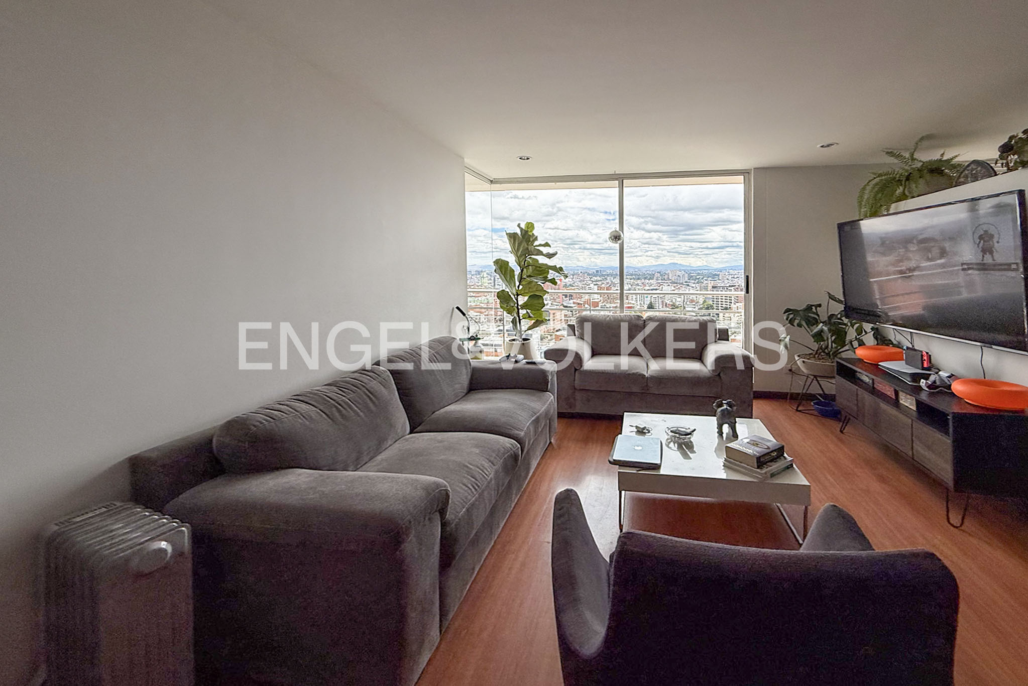 Apartamento con amplio balcón y vista para venta en Chapinero Alto