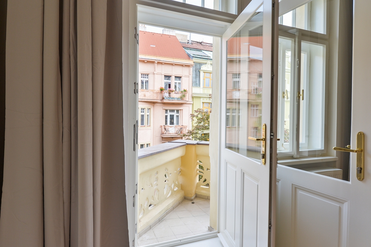 Pronájem bytu 3+kk s výhledem na náměstí Jiřího z Poděbrad