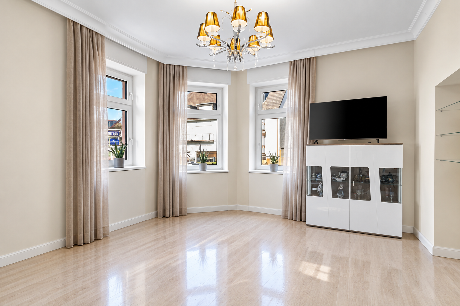Renovated three-room period apartment with exclusive garden use rights in Frankfurt-Preungesheim