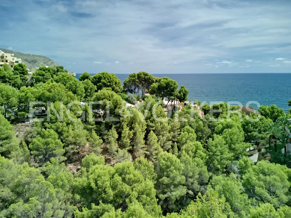 Plot walking distance to the beach with sea view in Mascarat