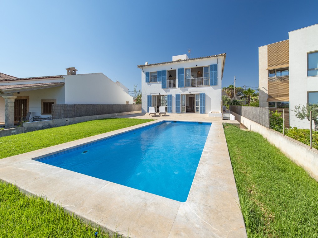 Refugio de lujo en Barcarés: Villa frente al mar con cinco dormitorios en suite, Alcudia