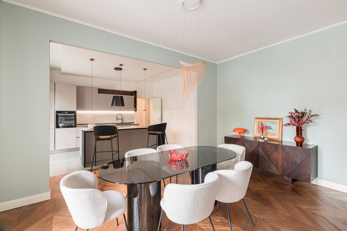 Exclusive renovated apartment in Monza.