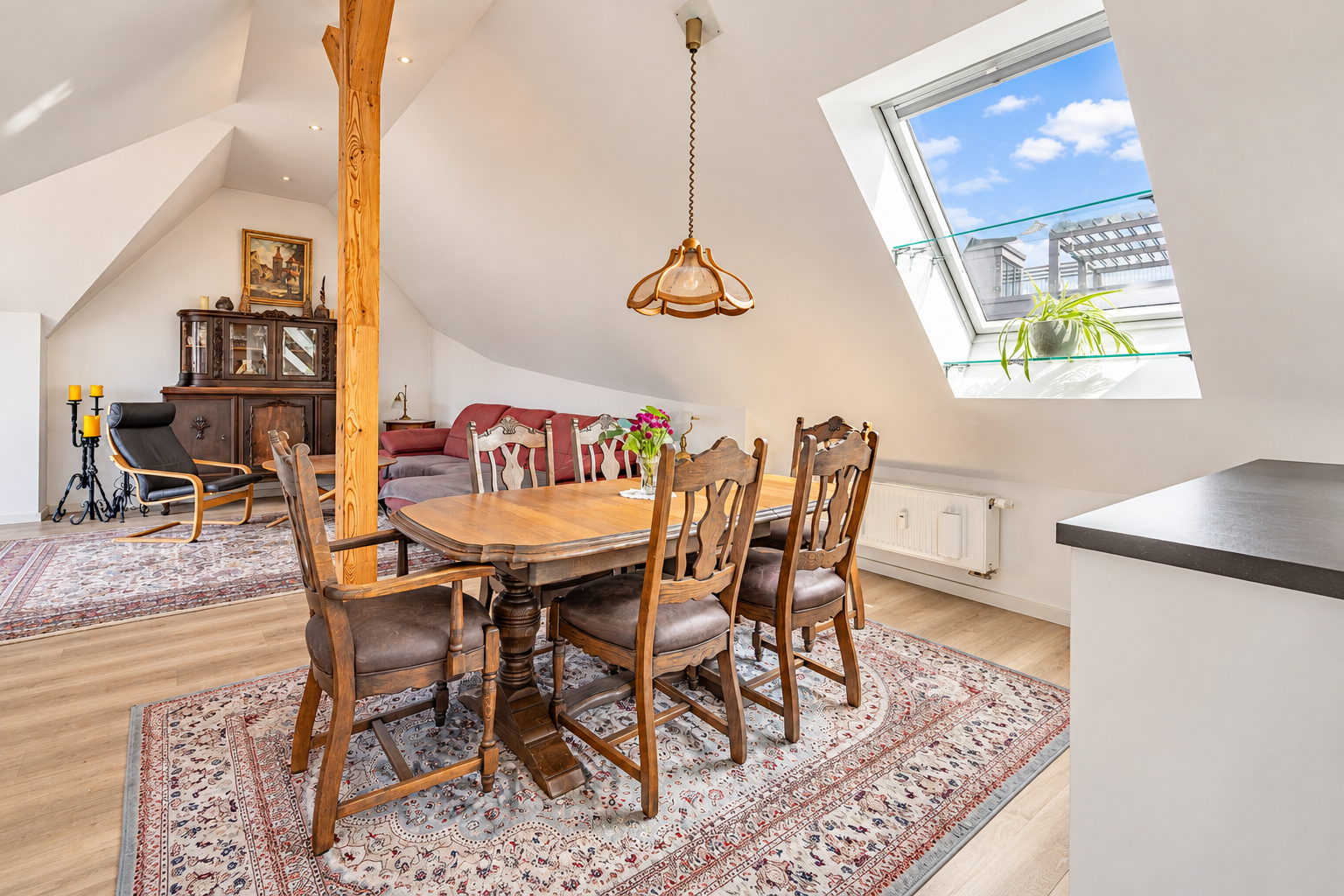 Charmant & Kernsaniert: Stadtwohnung mit Balkon, Aufzug und Garage!