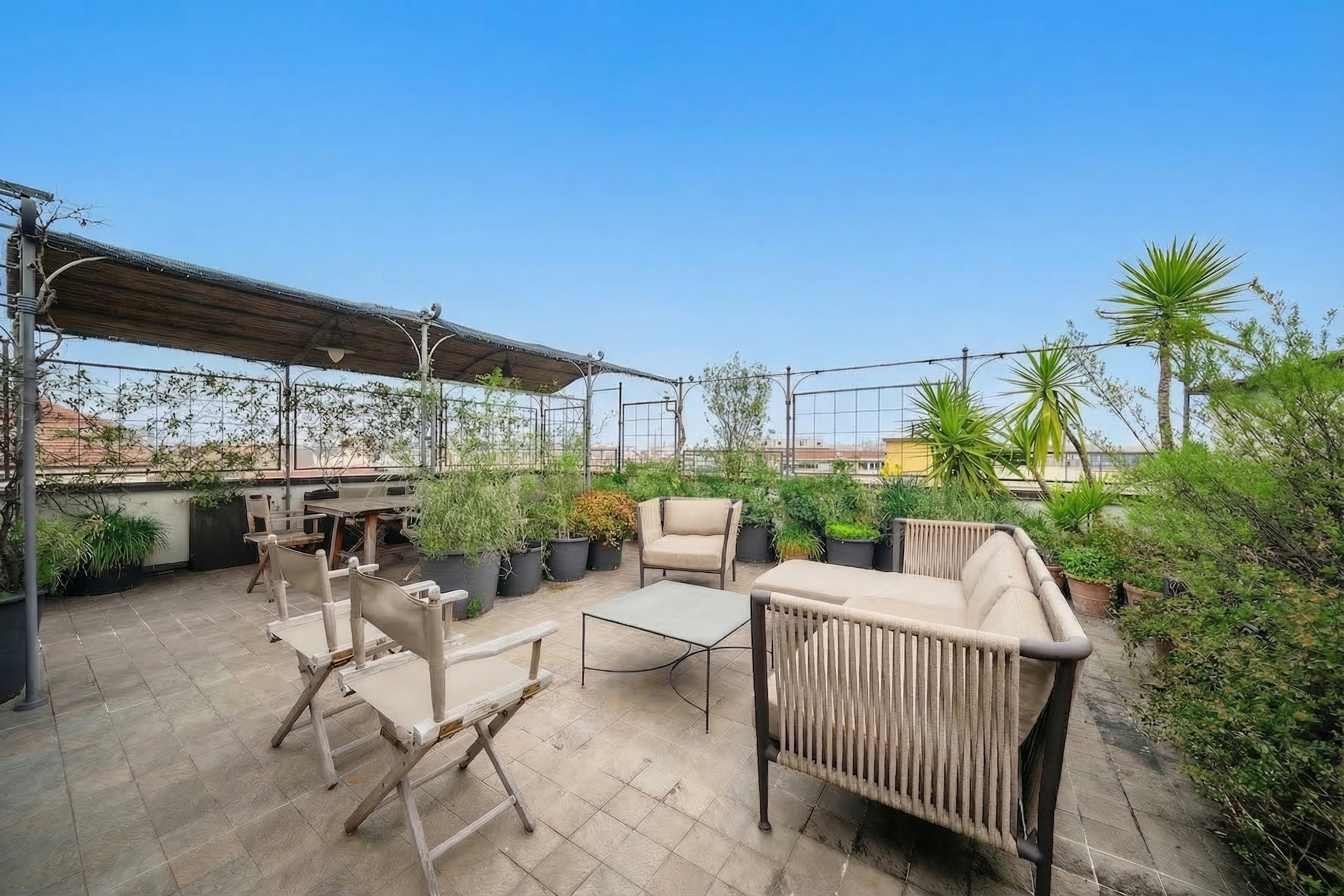 Penthouse with panoramic terrace
in Porta Venezia [KI-modifiziert]
