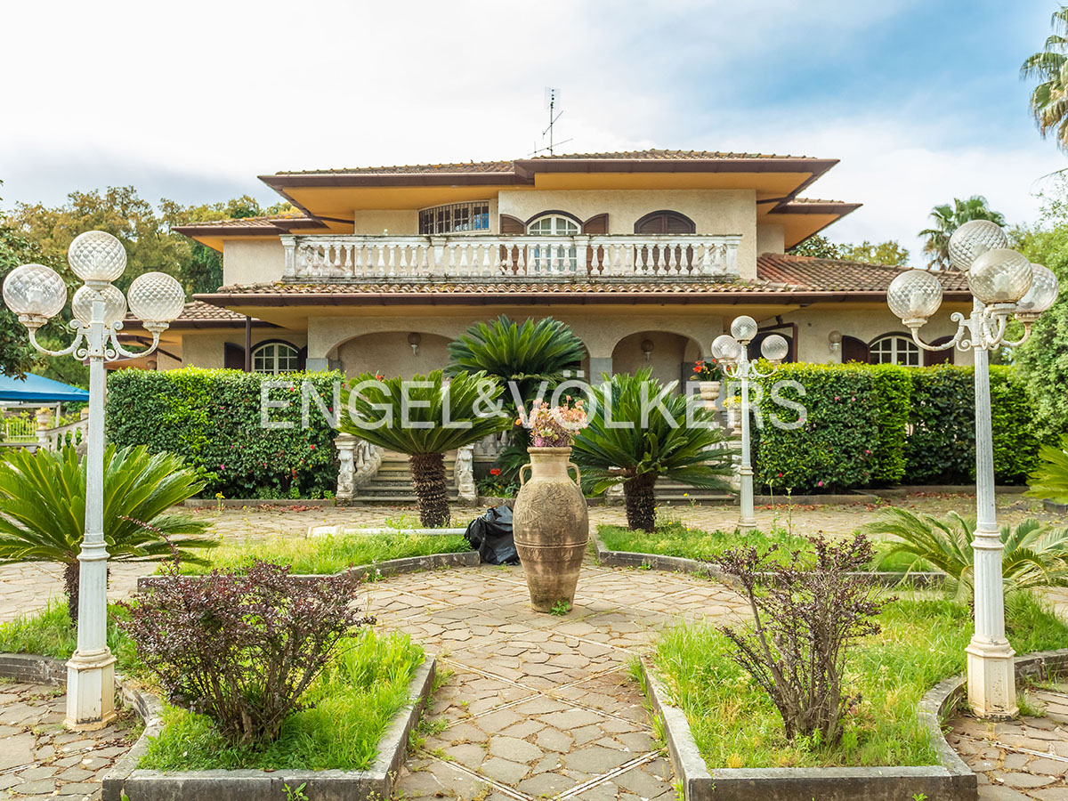 Prestigious three-level villa with garden in Cisterna di Latina