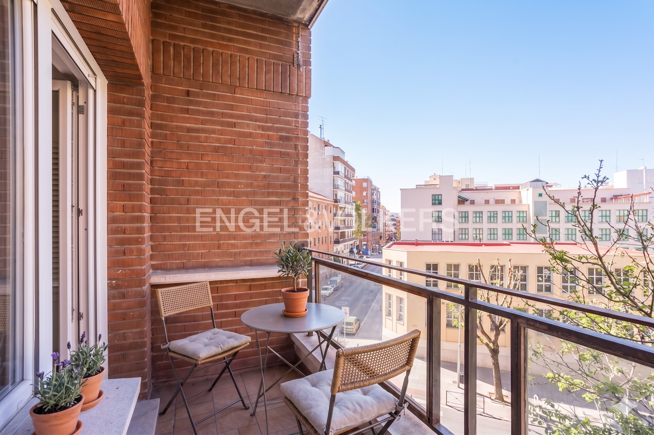 Apartamento reformado de 149 m² con 3 dormitorios, balcón sur, ascensor y portero, a pasos del Parque del Retiro.