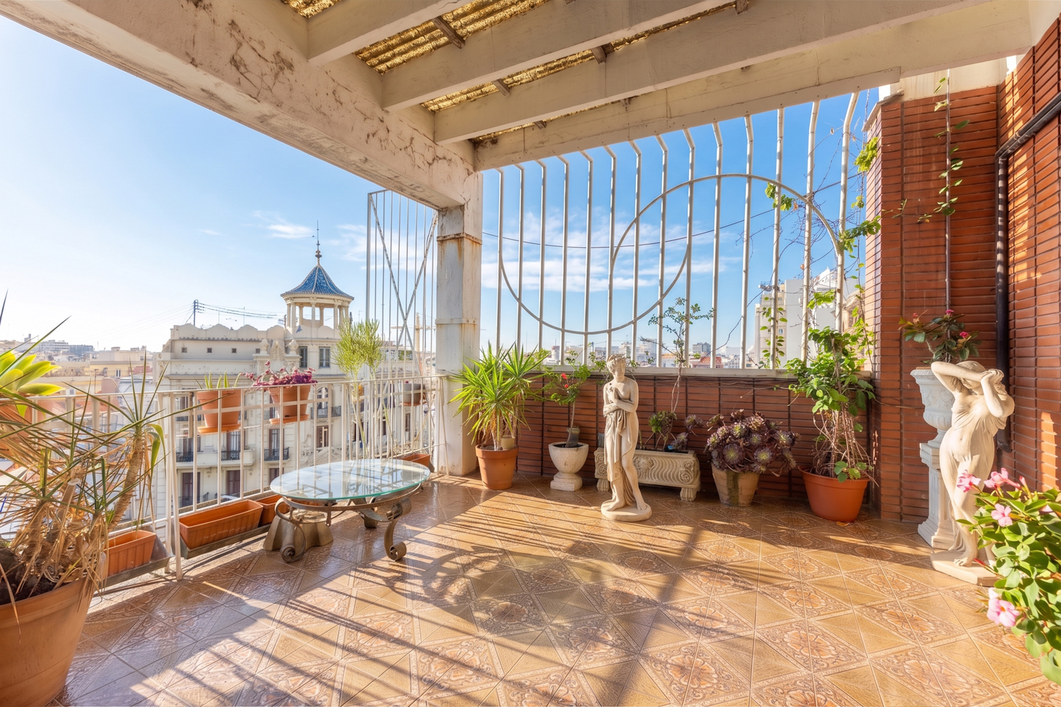 Impressive penthouse with parking space and storage room in Antiguo Reino